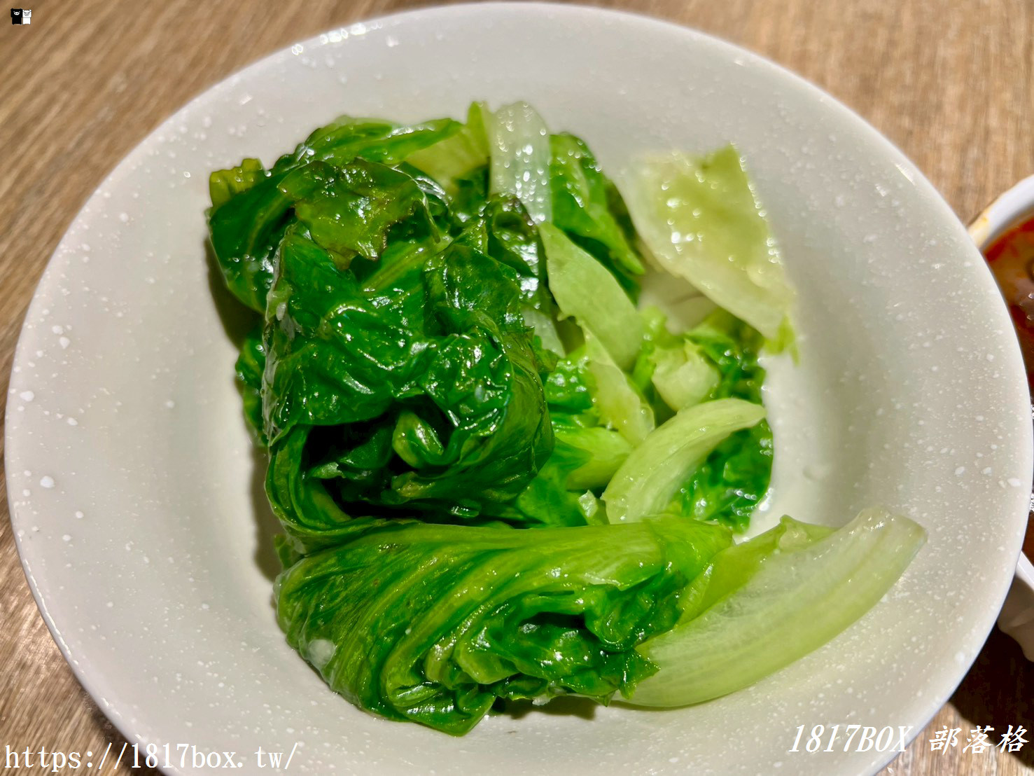 【竹北美食推薦】木木食堂成功店：客家傳統與泰式創新的文青碰撞，必吃蒜頭蛤蜊雞湯麵與打拋豬！