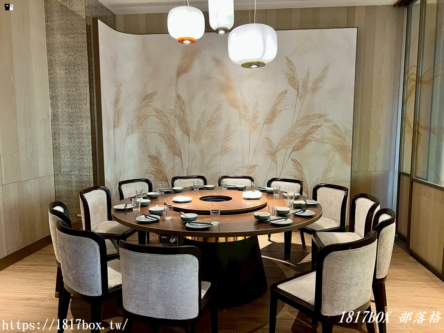 竹北必吃烤鴨：一鴨多吃，味蕾大滿足！上菜片皮鴨：脆皮油亮、肉嫩多汁的烤鴨盛宴