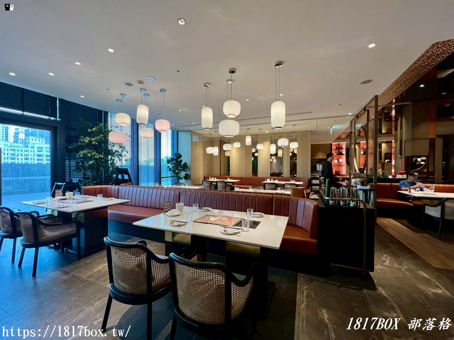 竹北必吃烤鴨：一鴨多吃，味蕾大滿足！上菜片皮鴨：脆皮油亮、肉嫩多汁的烤鴨盛宴