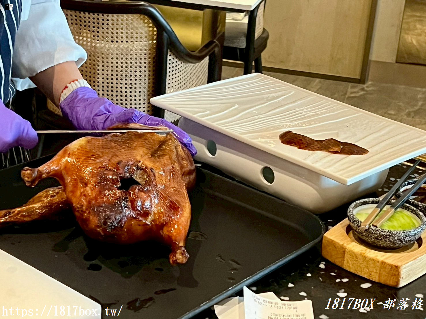 竹北必吃烤鴨：一鴨多吃，味蕾大滿足！上菜片皮鴨：脆皮油亮、肉嫩多汁的烤鴨盛宴