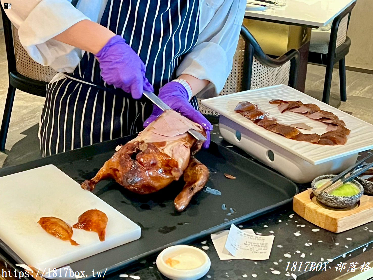 竹北必吃烤鴨：一鴨多吃，味蕾大滿足！上菜片皮鴨：脆皮油亮、肉嫩多汁的烤鴨盛宴