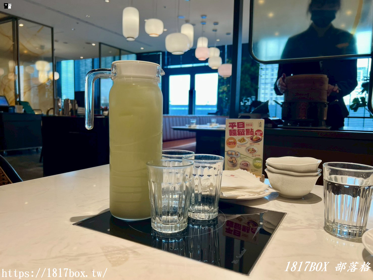 竹北必吃烤鴨：一鴨多吃，味蕾大滿足！上菜片皮鴨：脆皮油亮、肉嫩多汁的烤鴨盛宴