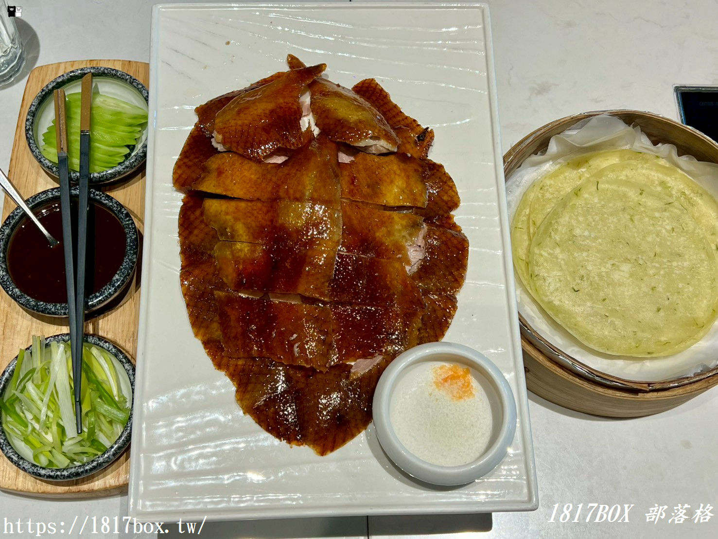 竹北必吃烤鴨：一鴨多吃，味蕾大滿足！上菜片皮鴨：脆皮油亮、肉嫩多汁的烤鴨盛宴