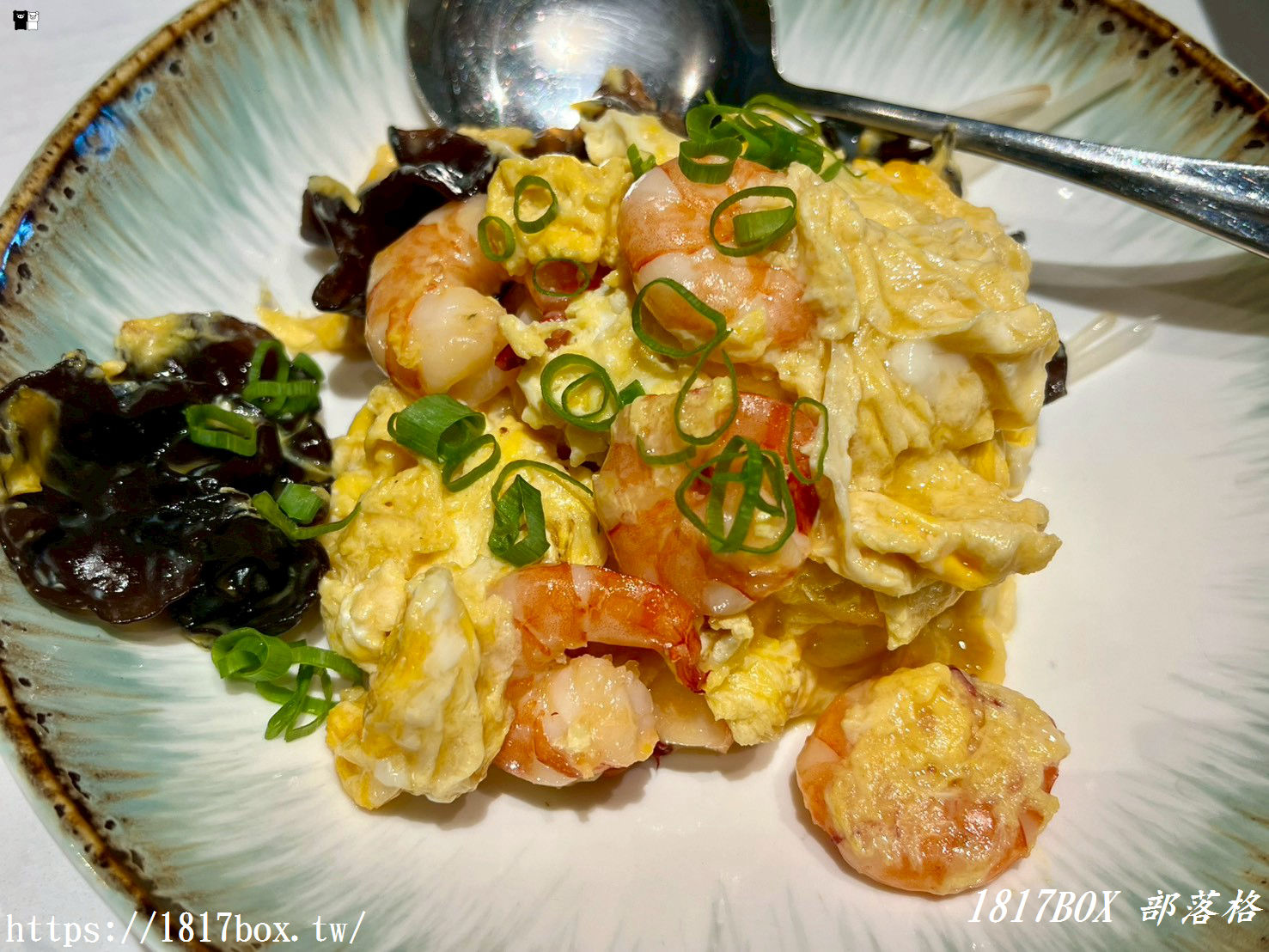 竹北必吃烤鴨：一鴨多吃，味蕾大滿足！上菜片皮鴨：脆皮油亮、肉嫩多汁的烤鴨盛宴