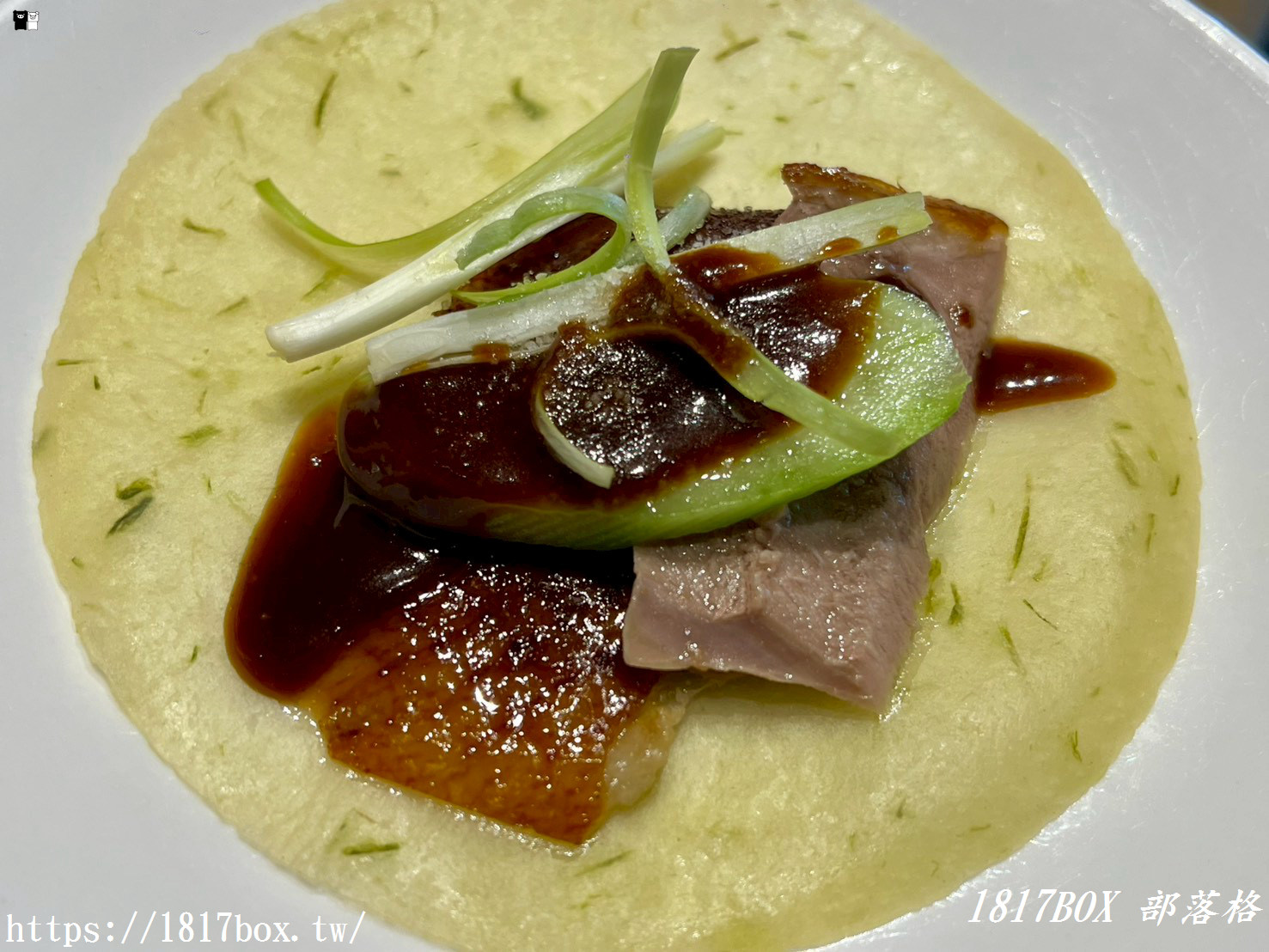 竹北必吃烤鴨：一鴨多吃，味蕾大滿足！上菜片皮鴨：脆皮油亮、肉嫩多汁的烤鴨盛宴