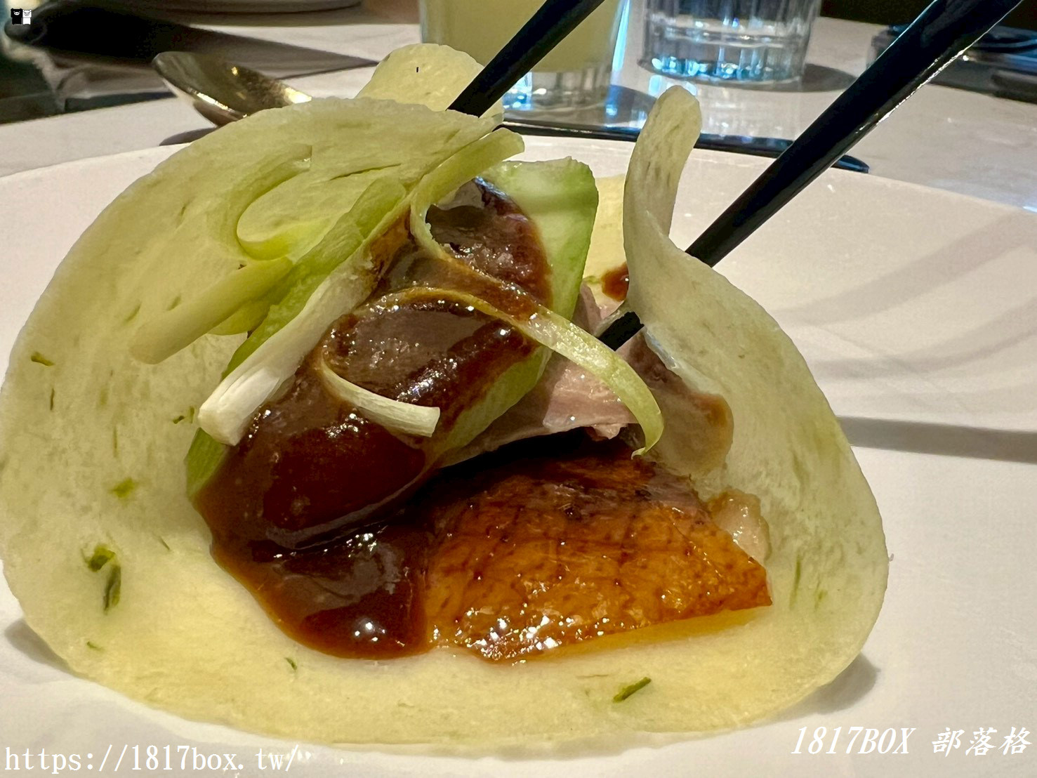 竹北必吃烤鴨：一鴨多吃，味蕾大滿足！上菜片皮鴨：脆皮油亮、肉嫩多汁的烤鴨盛宴