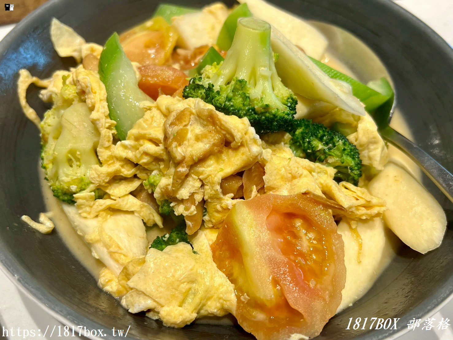 竹北必吃烤鴨：一鴨多吃，味蕾大滿足！上菜片皮鴨：脆皮油亮、肉嫩多汁的烤鴨盛宴