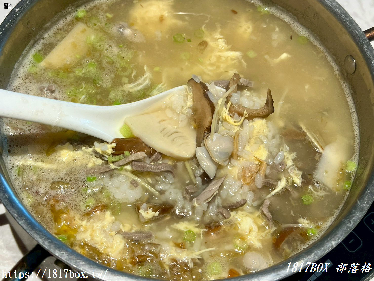 竹北必吃烤鴨：一鴨多吃，味蕾大滿足！上菜片皮鴨：脆皮油亮、肉嫩多汁的烤鴨盛宴