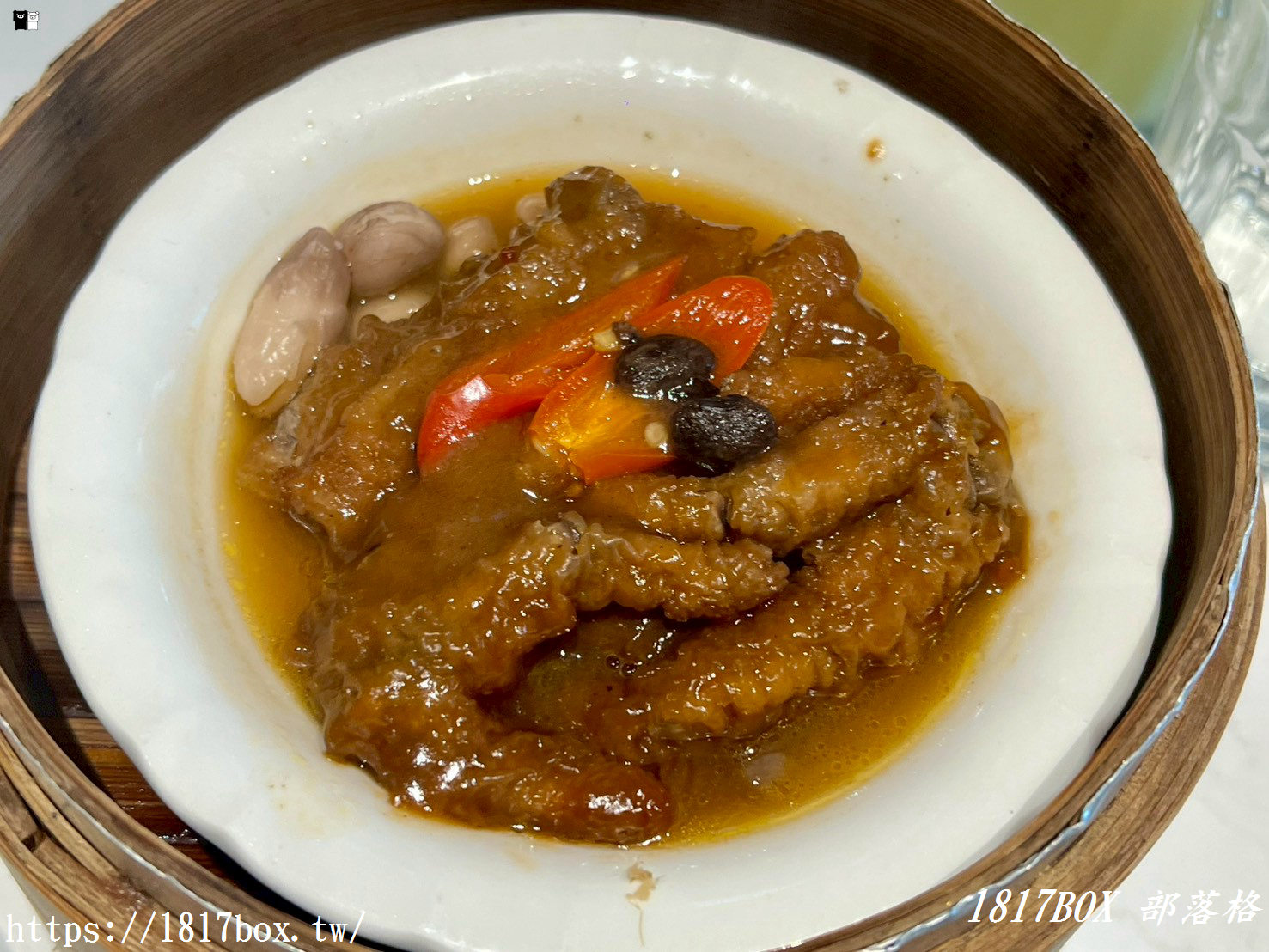 竹北必吃烤鴨：一鴨多吃，味蕾大滿足！上菜片皮鴨：脆皮油亮、肉嫩多汁的烤鴨盛宴