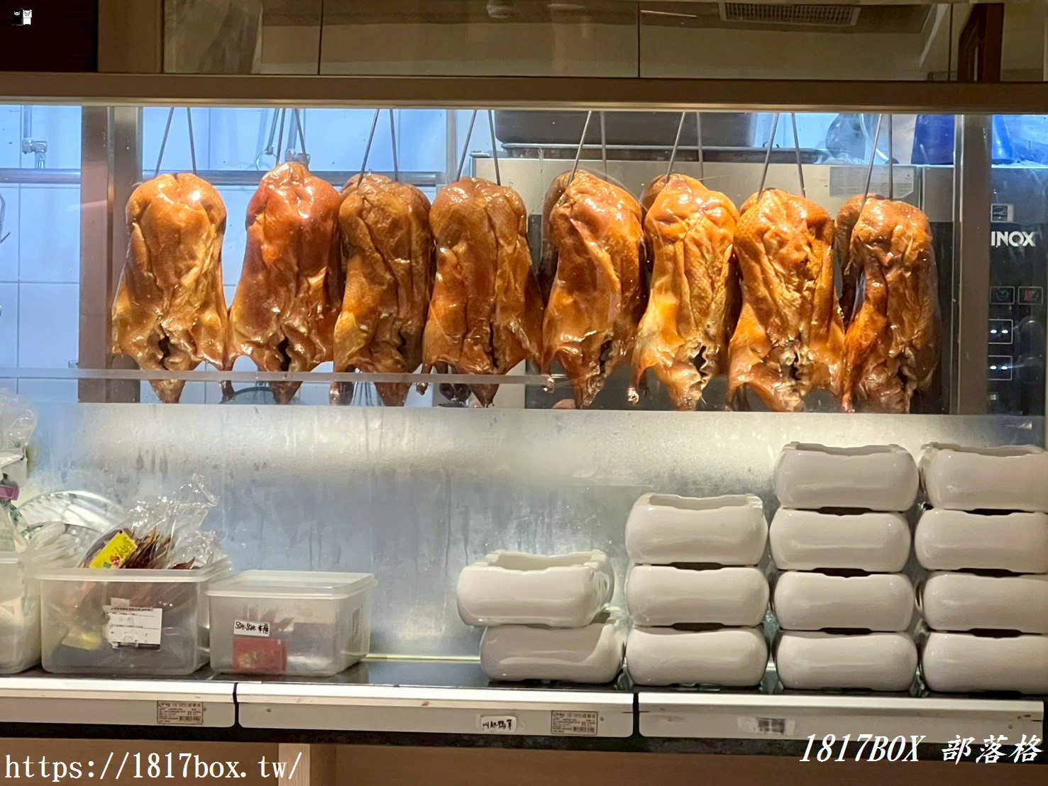 竹北必吃烤鴨：一鴨多吃，味蕾大滿足！上菜片皮鴨：脆皮油亮、肉嫩多汁的烤鴨盛宴