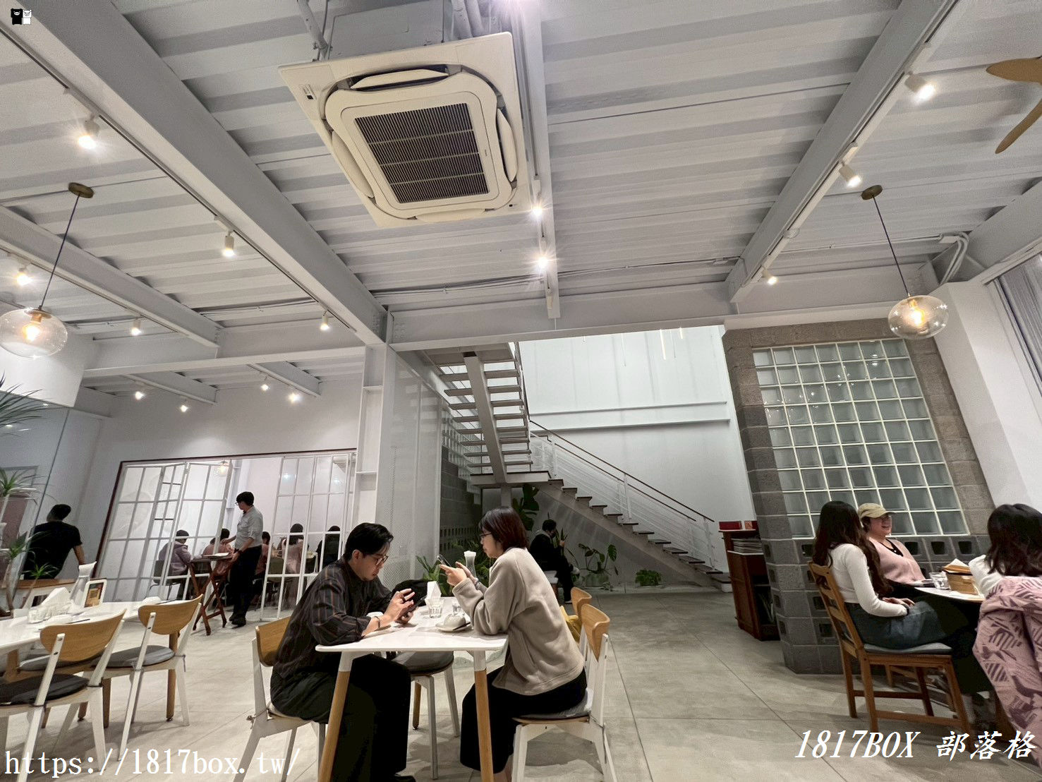 竹北美食推薦 | 阿本家竹北文和店：川湘大師打造純白文青風，麻辣鮮香道地川菜，鍋物與手路菜齊聚！