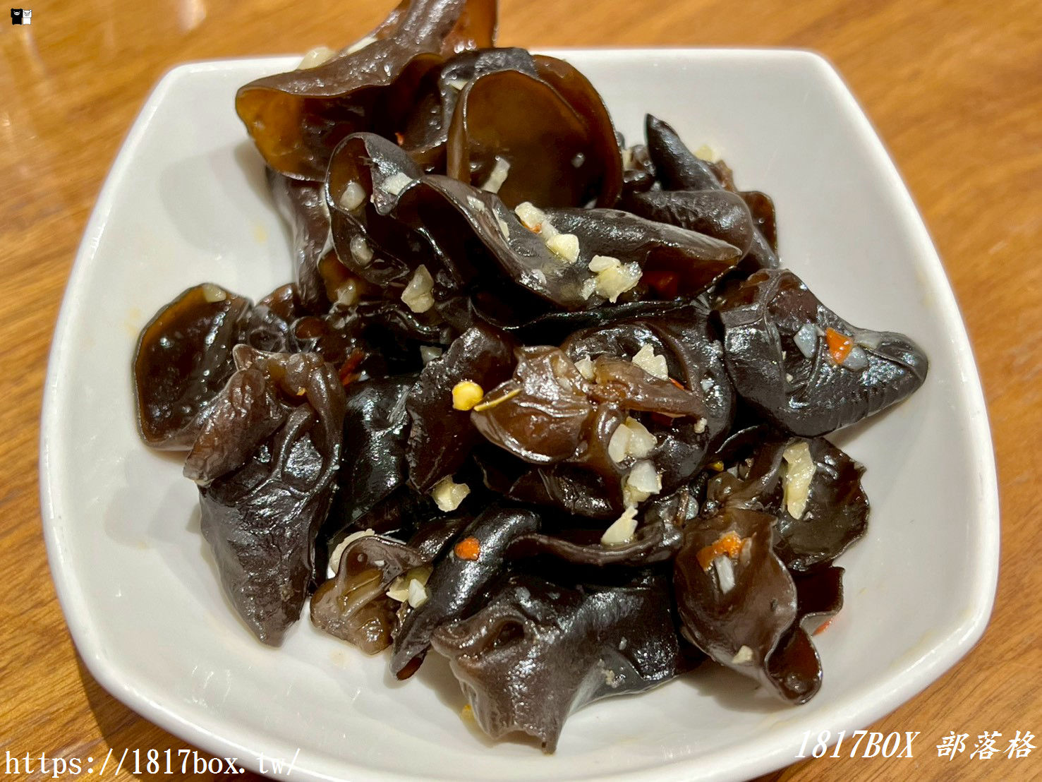 竹北美食推薦 | 阿本家竹北文和店：川湘大師打造純白文青風，麻辣鮮香道地川菜，鍋物與手路菜齊聚！