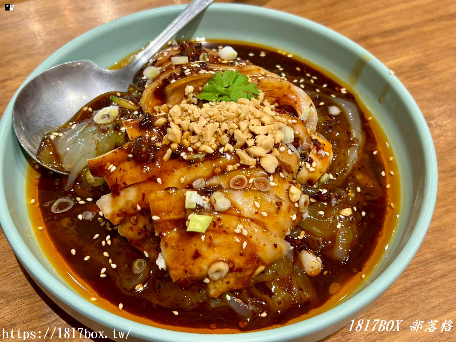 竹北美食推薦 | 阿本家竹北文和店：川湘大師打造純白文青風，麻辣鮮香道地川菜，鍋物與手路菜齊聚！