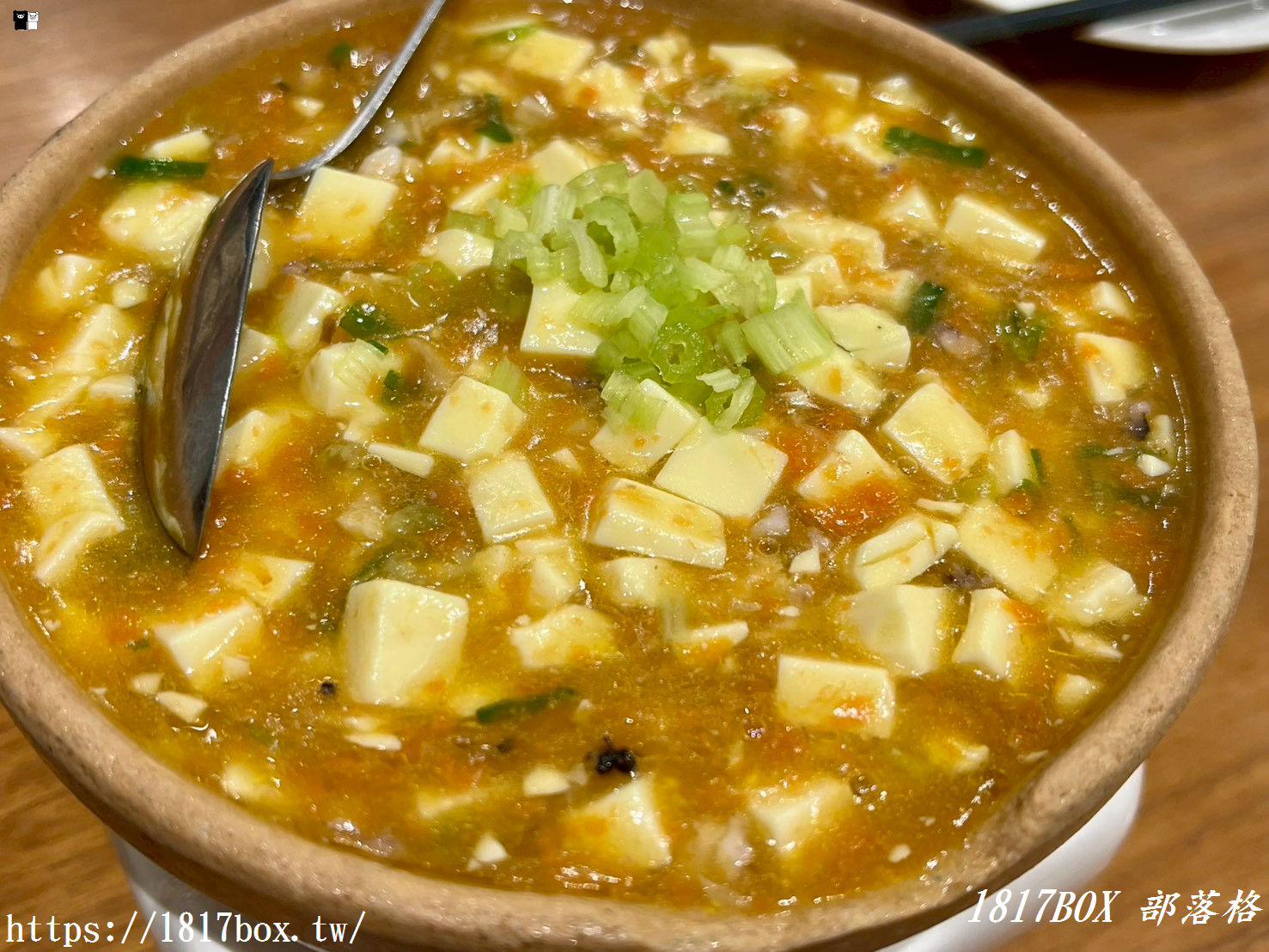 竹北美食推薦 | 阿本家竹北文和店：川湘大師打造純白文青風，麻辣鮮香道地川菜，鍋物與手路菜齊聚！