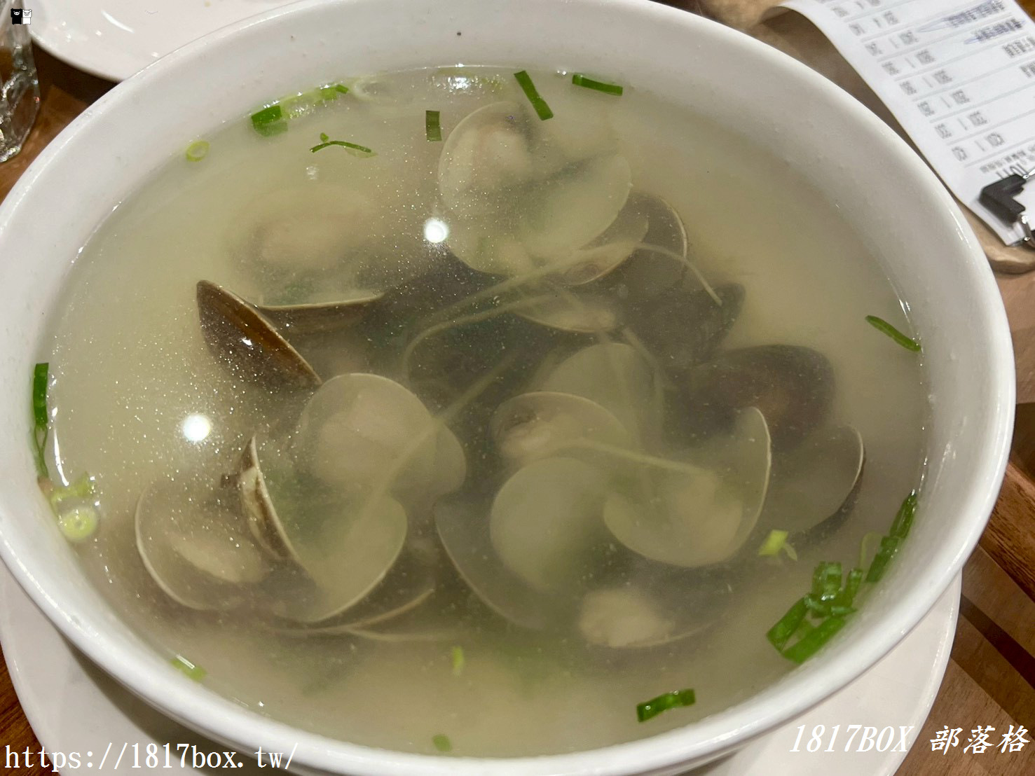 竹北美食推薦 | 阿本家竹北文和店：川湘大師打造純白文青風，麻辣鮮香道地川菜，鍋物與手路菜齊聚！