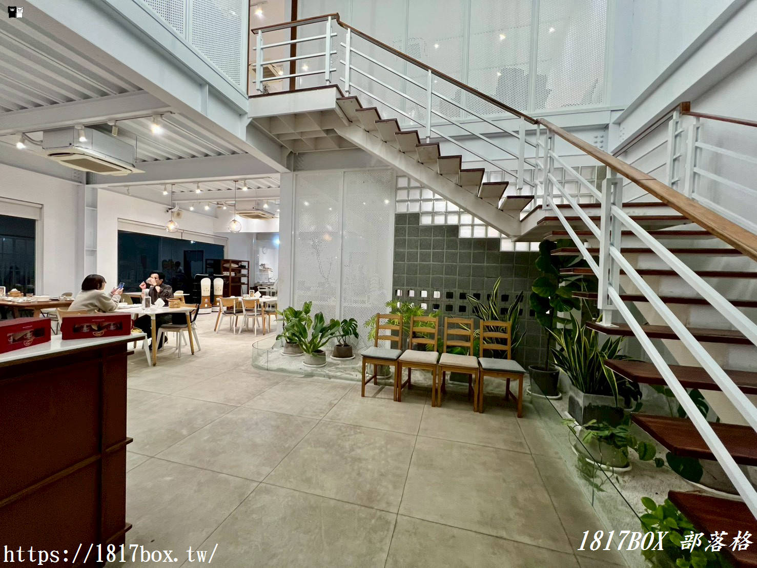 竹北美食推薦 | 阿本家竹北文和店：川湘大師打造純白文青風，麻辣鮮香道地川菜，鍋物與手路菜齊聚！