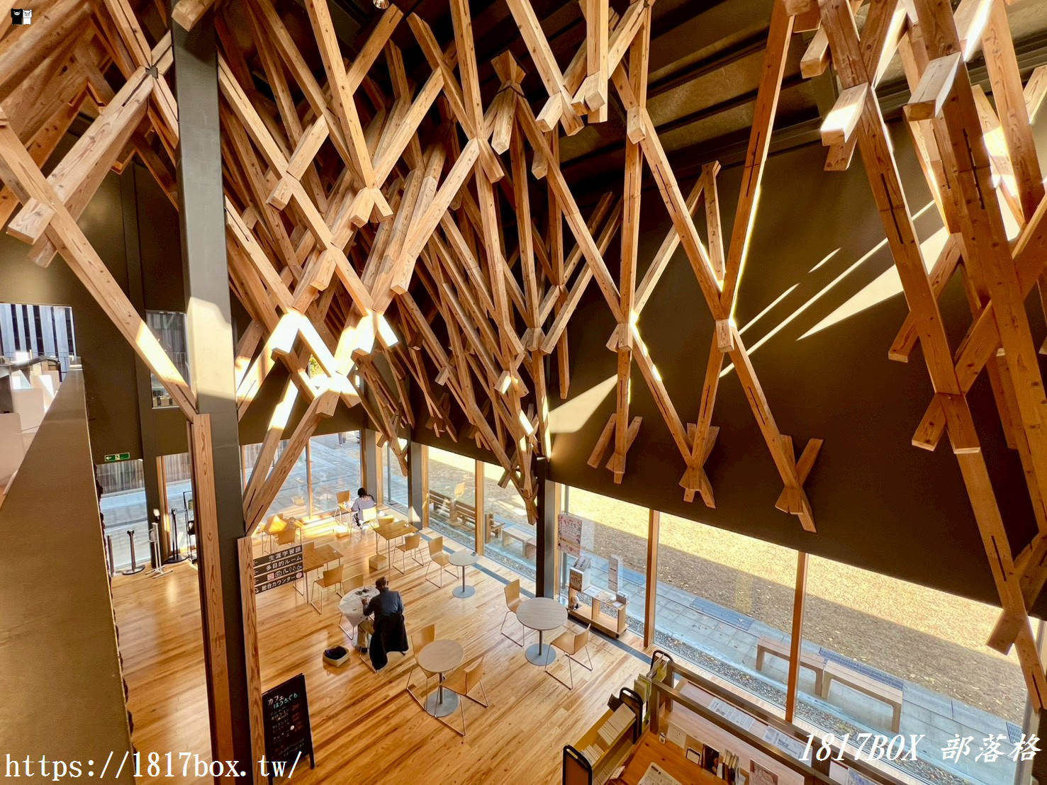 雲之上，一場與木香的書本漫遊：高知「雲之上圖書館」探訪記