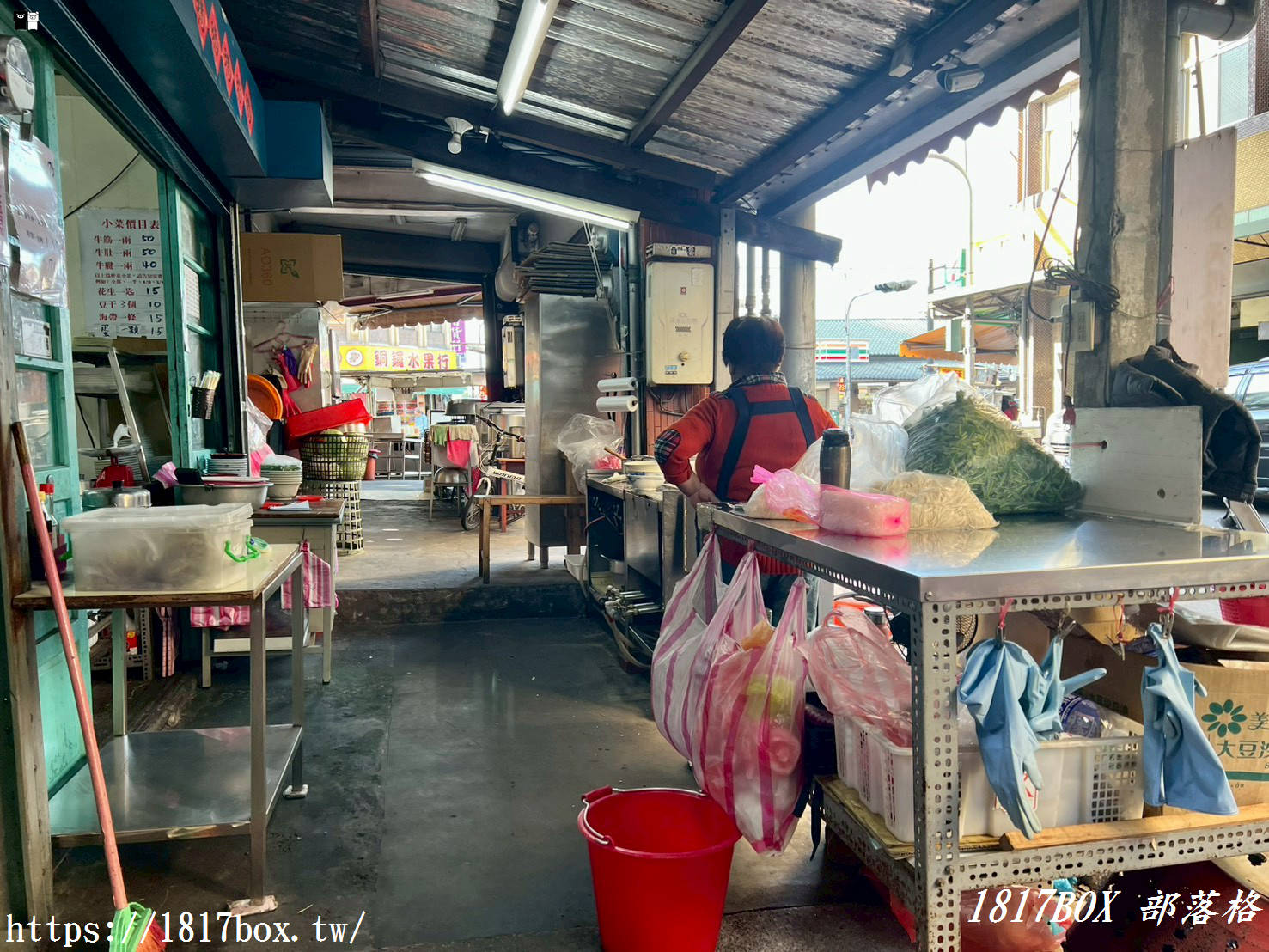 【苗栗美食】銅鑼菜市場隱藏版!韓鄉村牛肉麵,肉多湯濃,在地人從小吃到大的美味! 【苗栗美食】銅鑼菜市場隱藏版!韓鄉村牛肉麵,肉多湯濃,在地人從小吃到大的美味!
