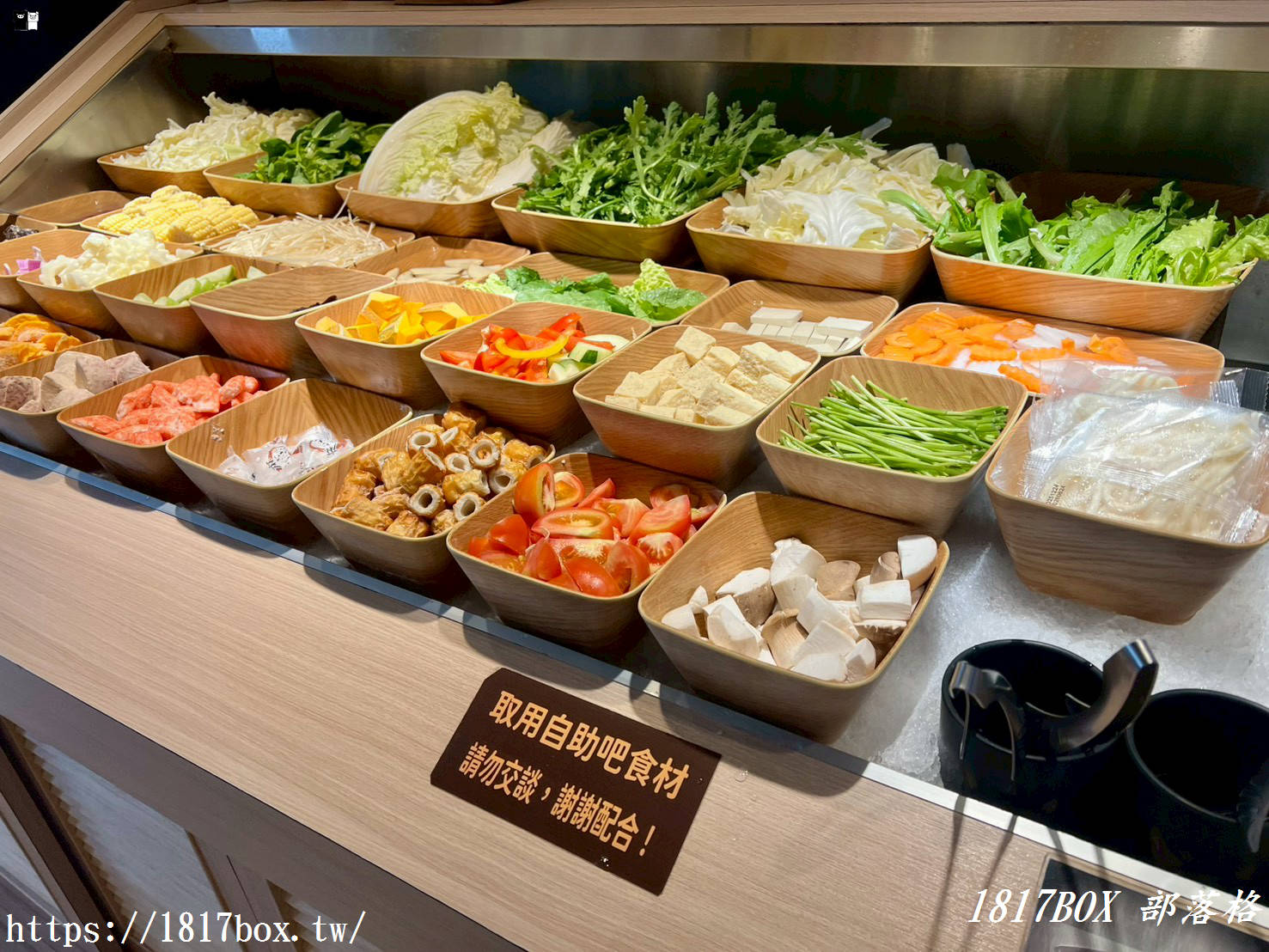 【彰化美食】築間幸福鍋物彰化四維店：蔬食自助吧吃到飽！深夜火鍋首選，必點招牌石頭鍋