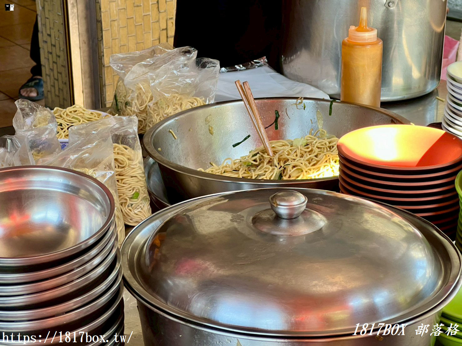 田中必吃早餐！【天橋下米糕、炒麵】50年在地老字號，靈魂綜合湯與Q彈米糕的完美邂逅