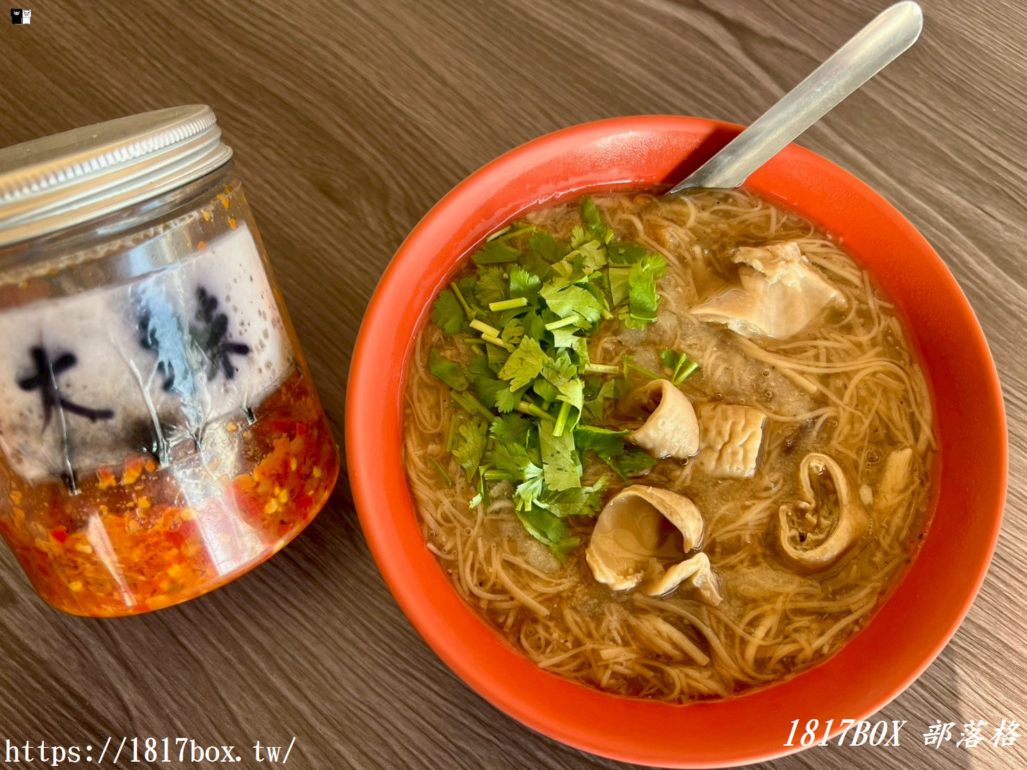 【彰化美食】秀水金興臭豆腐｜內行人才懂的「金黃炸物」！酥脆爆汁臭豆腐、濃郁大腸麵線，在地人激推的銅板美味