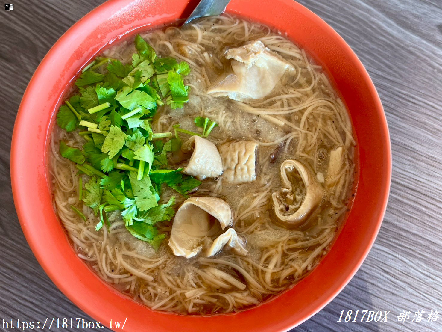 【彰化美食】秀水金興臭豆腐｜內行人才懂的「金黃炸物」！酥脆爆汁臭豆腐、濃郁大腸麵線，在地人激推的銅板美味