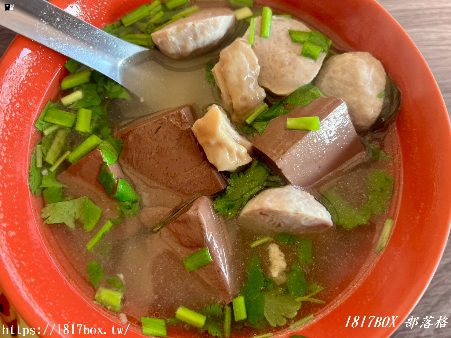 【彰化美食】秀水金興臭豆腐｜內行人才懂的「金黃炸物」！酥脆爆汁臭豆腐、濃郁大腸麵線，在地人激推的銅板美味