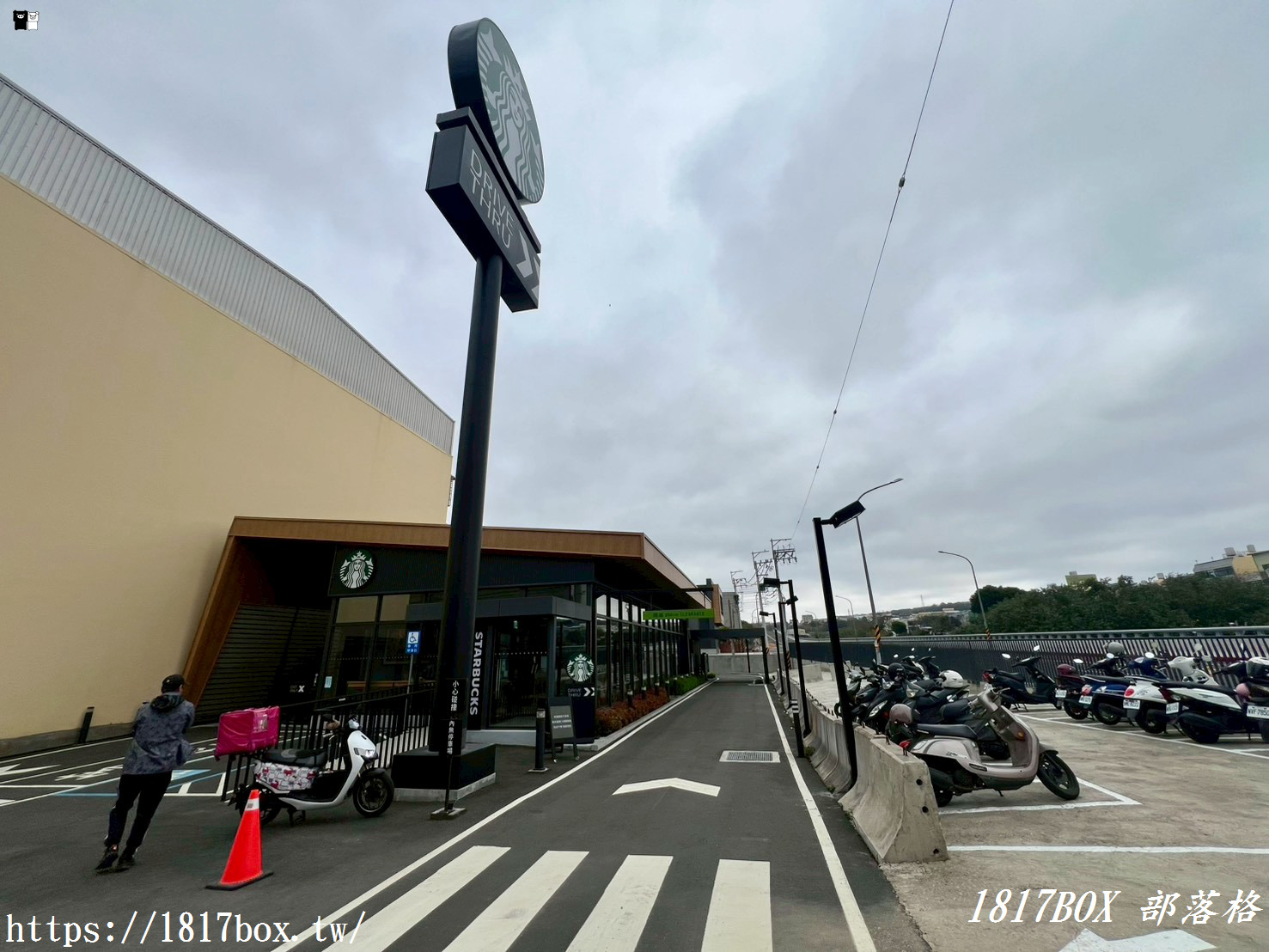 【大甲景點】星巴克大甲中山門市！揉合「藺織工藝」美學，全台最溫潤的 DT 門市開箱