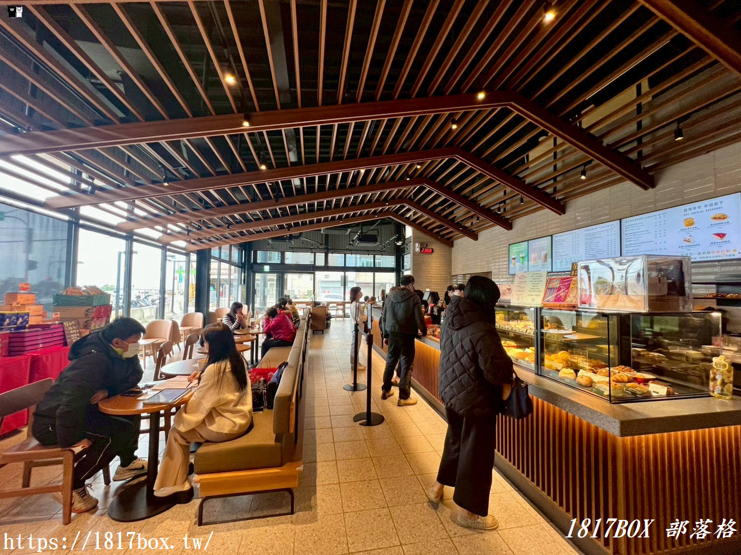 【大甲景點】星巴克大甲中山門市！揉合「藺織工藝」美學，全台最溫潤的 DT 門市開箱