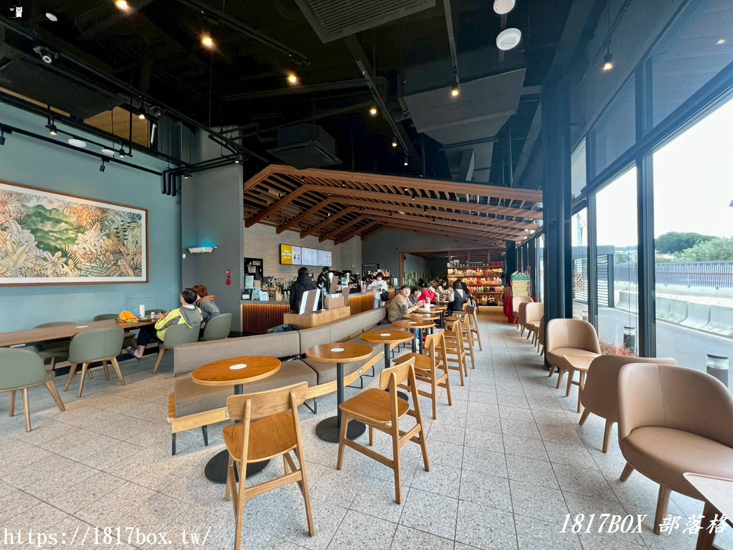 【大甲景點】星巴克大甲中山門市！揉合「藺織工藝」美學，全台最溫潤的 DT 門市開箱