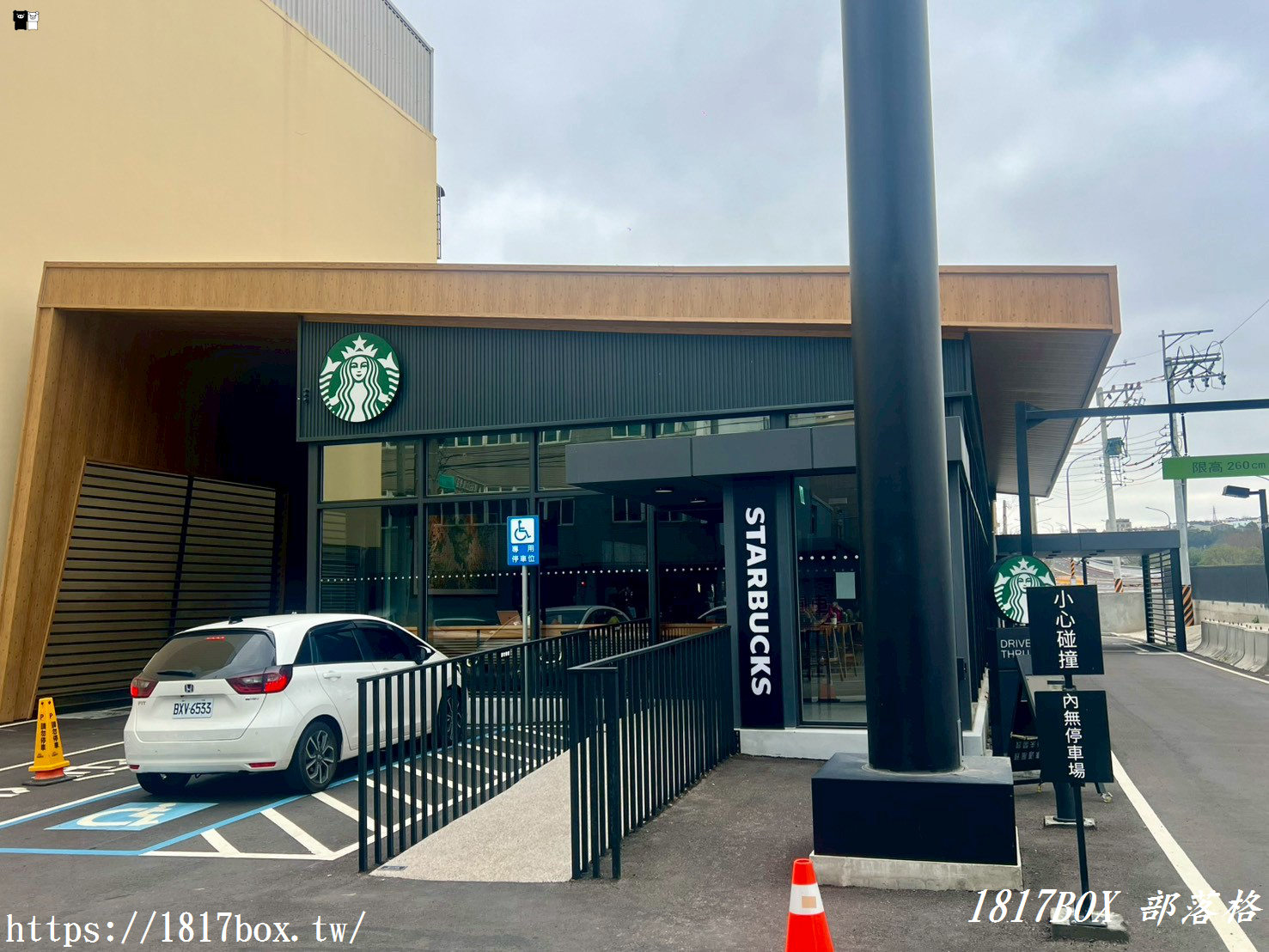 【大甲景點】星巴克大甲中山門市！揉合「藺織工藝」美學，全台最溫潤的 DT 門市開箱