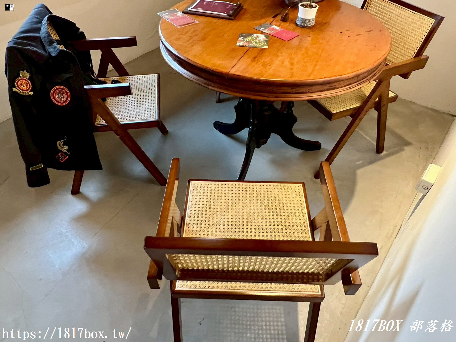 【大甲咖啡廳推薦】 曲岸Chill and Cafe：隱身大甲河畔的職人手沖與夢幻草莓杯，享受最Chill的午後！