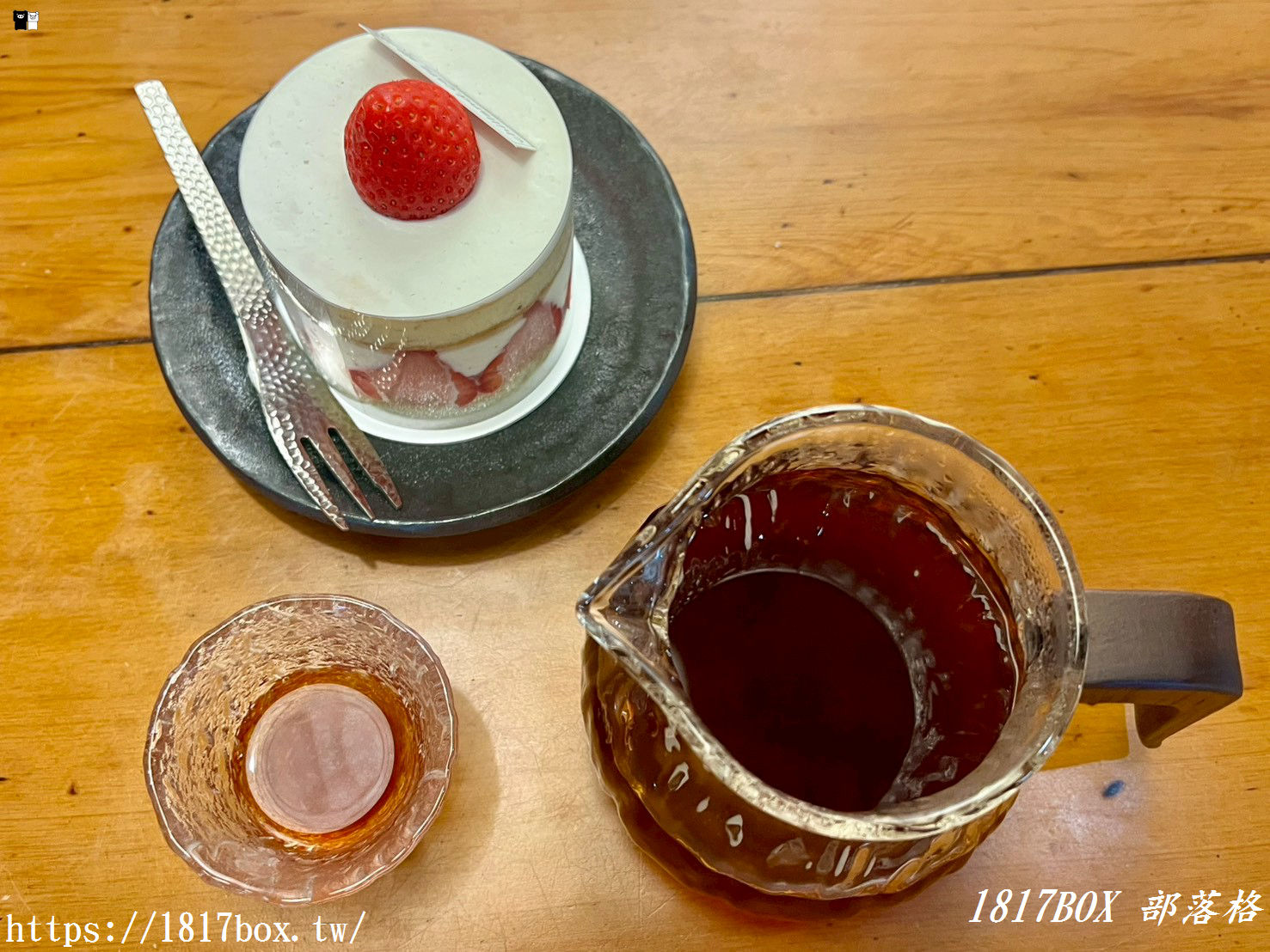 【大甲咖啡廳推薦】 曲岸Chill and Cafe：隱身大甲河畔的職人手沖與夢幻草莓杯，享受最Chill的午後！