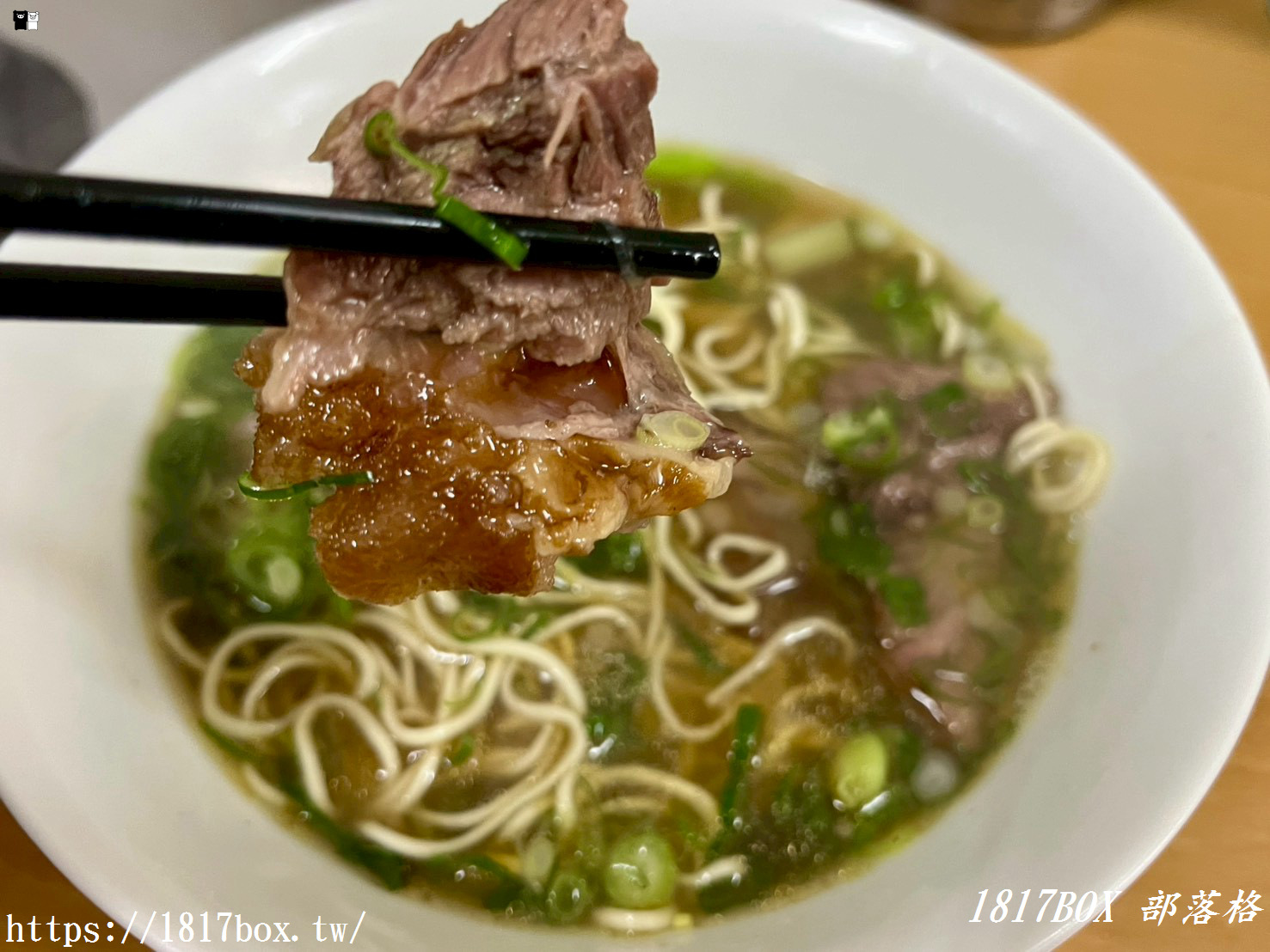 【彰化伸港美食】隱藏版「巷仔內牛肉麵」：超厚實半筋半肉、Q彈水餃，在地人不想說的口袋名單！