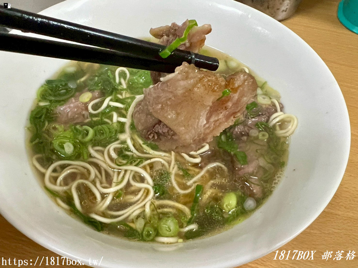 【彰化伸港美食】隱藏版「巷仔內牛肉麵」：超厚實半筋半肉、Q彈水餃，在地人不想說的口袋名單！