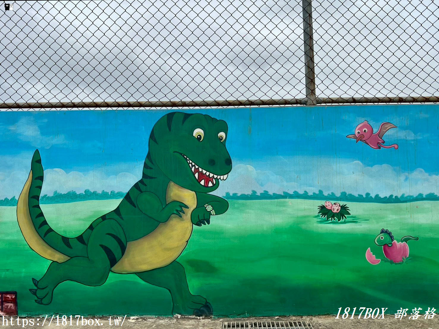 【彰化景點】伸港驚現「侏羅紀籃球場」！蚵寮代天府旁 Q 版恐龍彩繪牆，超萌打卡秘境，親子放風好去處！