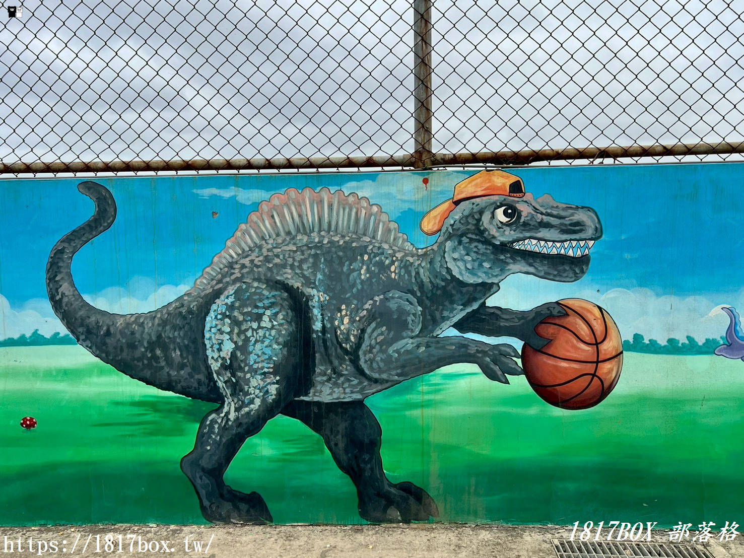 【彰化景點】伸港驚現「侏羅紀籃球場」！蚵寮代天府旁 Q 版恐龍彩繪牆，超萌打卡秘境，親子放風好去處！