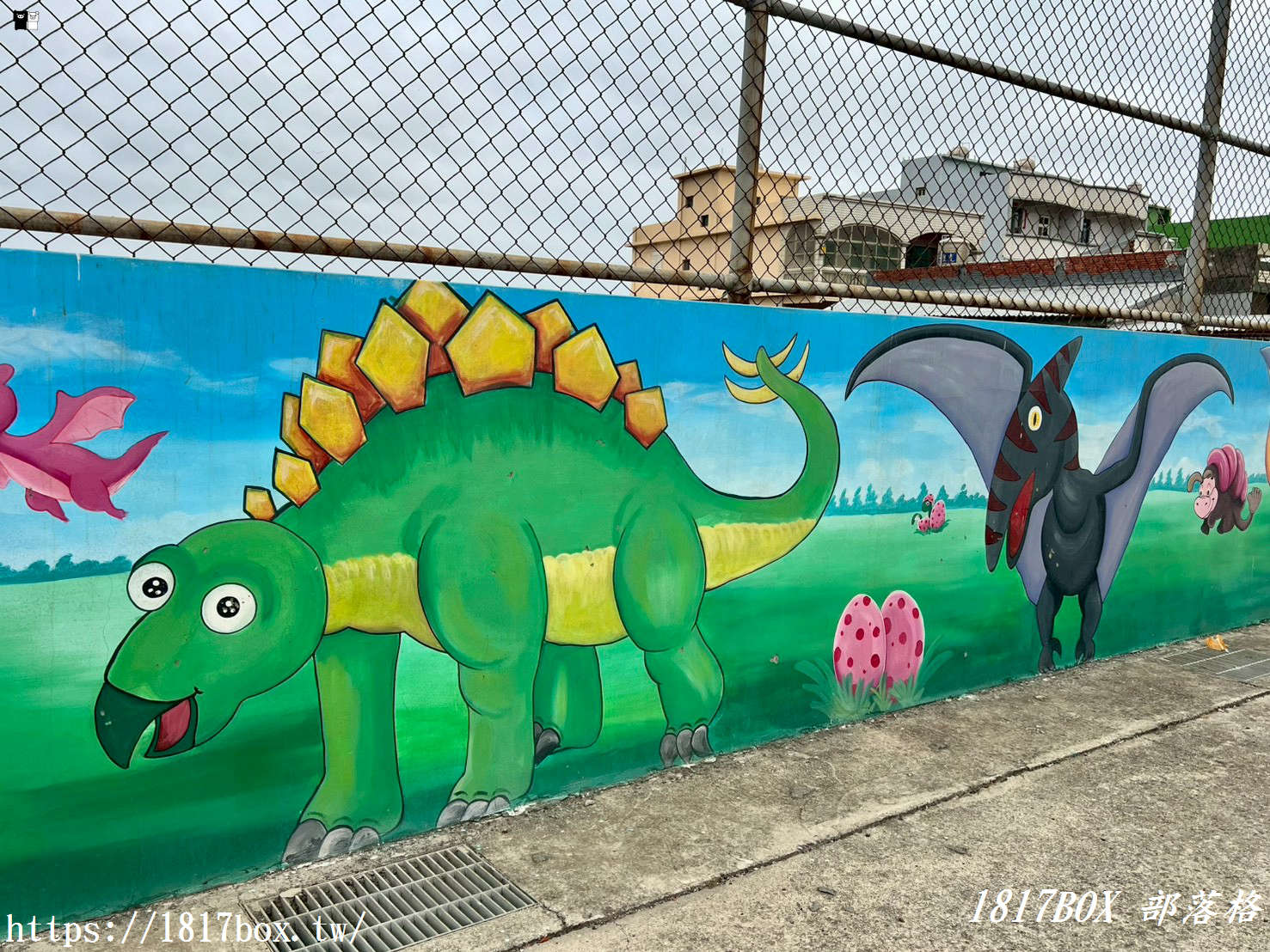 【彰化景點】伸港驚現「侏羅紀籃球場」！蚵寮代天府旁 Q 版恐龍彩繪牆，超萌打卡秘境，親子放風好去處！