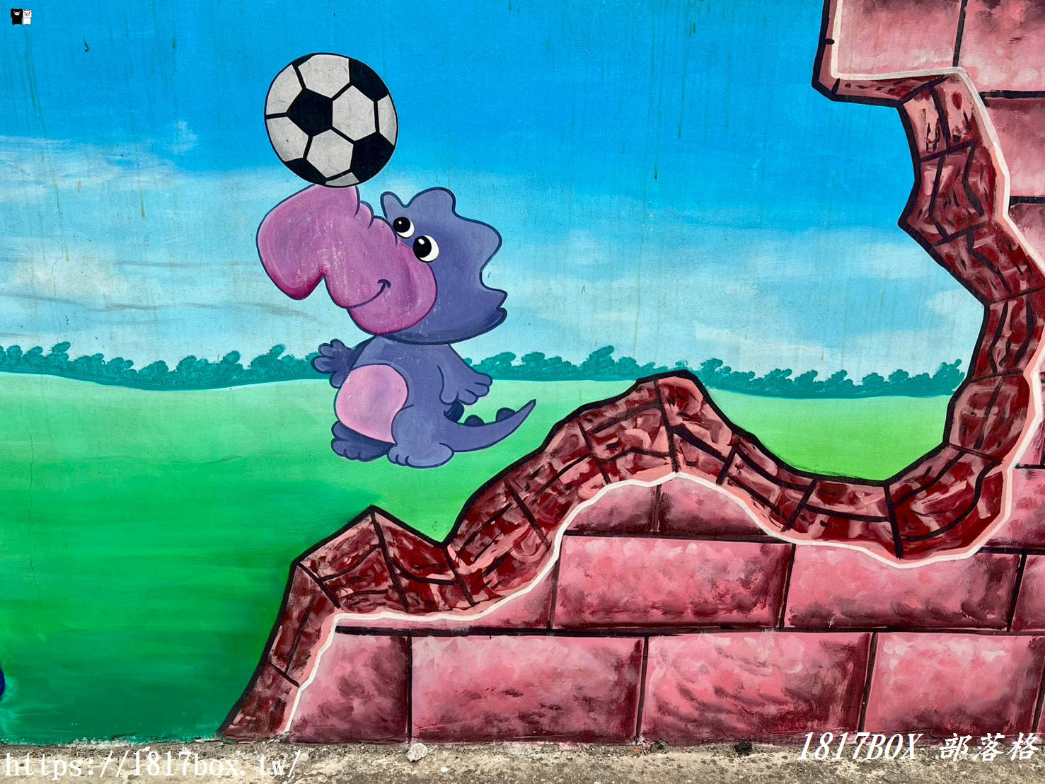 【彰化景點】伸港驚現「侏羅紀籃球場」！蚵寮代天府旁 Q 版恐龍彩繪牆，超萌打卡秘境，親子放風好去處！