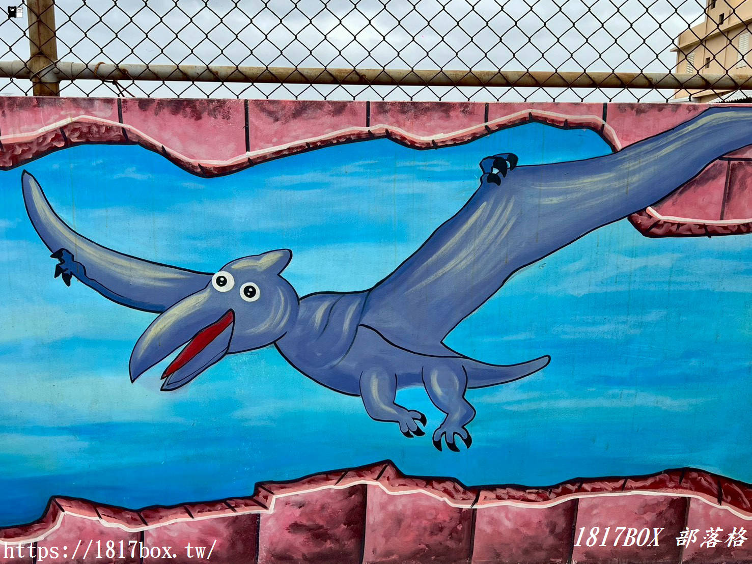 【彰化景點】伸港驚現「侏羅紀籃球場」！蚵寮代天府旁 Q 版恐龍彩繪牆，超萌打卡秘境，親子放風好去處！