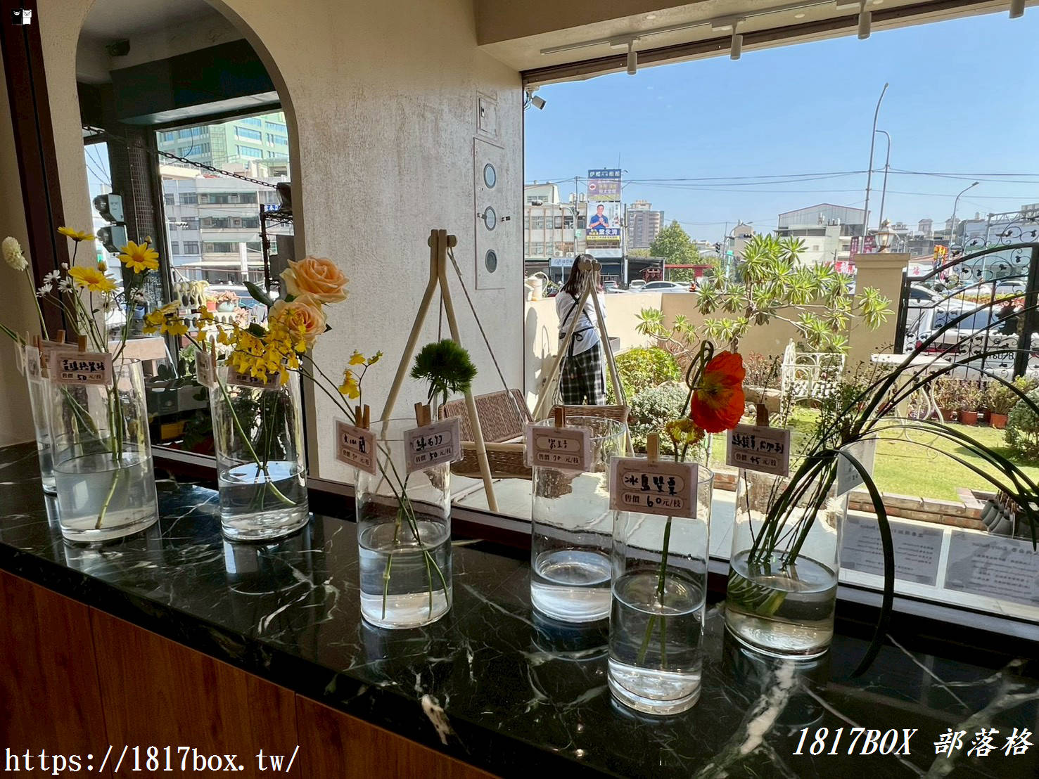 【彰化探店】掉進莫內花園的錯覺！小雛菊藝術學校：這家「誠實小花店」美到讓人想住下