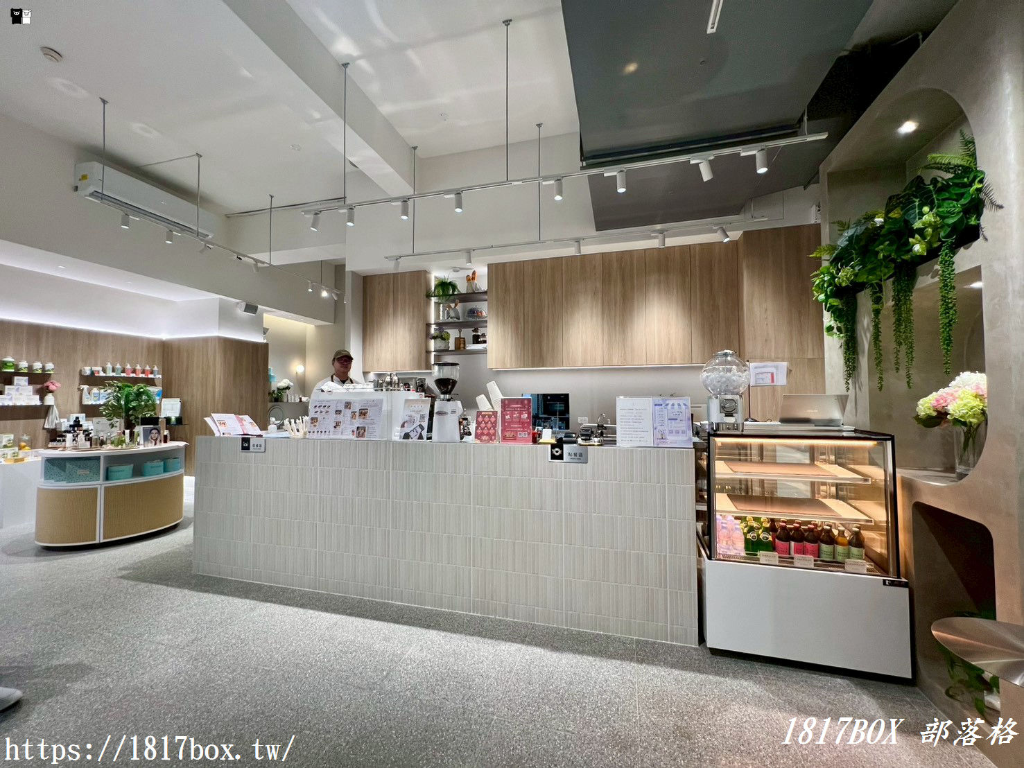 【彰化下午茶】IMOMENT CAFÉ 享當下彰化店｜純白系韓系咖啡廳，必點繽紛莓果可頌鬆餅，氣泡飲超療癒！