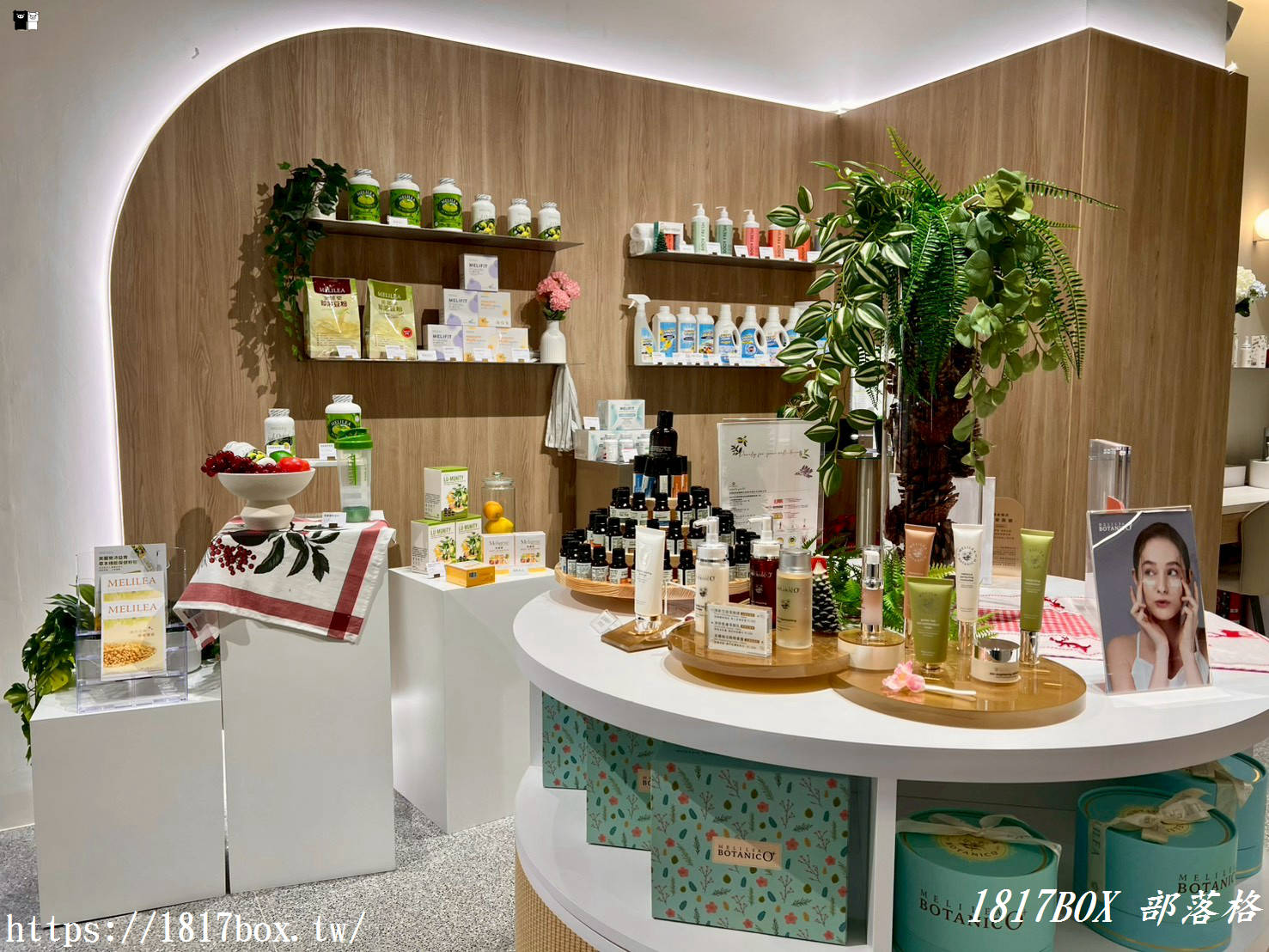 【彰化下午茶】IMOMENT CAFÉ 享當下彰化店｜純白系韓系咖啡廳，必點繽紛莓果可頌鬆餅，氣泡飲超療癒！