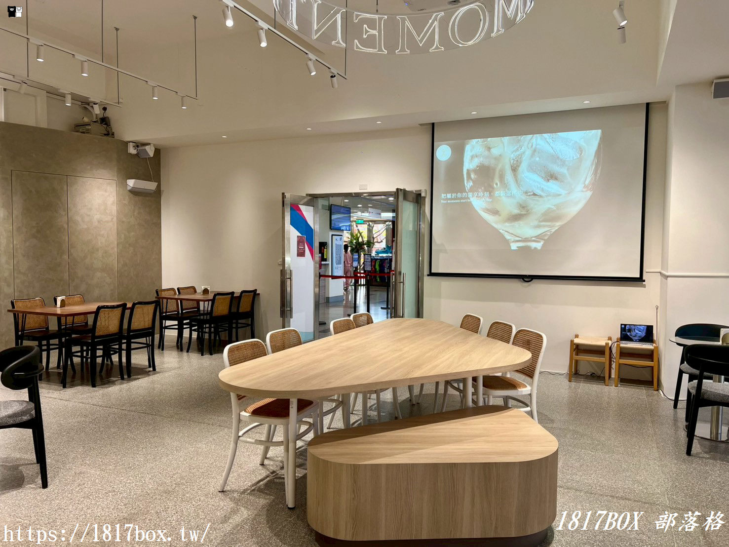 【彰化下午茶】IMOMENT CAFÉ 享當下彰化店｜純白系韓系咖啡廳，必點繽紛莓果可頌鬆餅，氣泡飲超療癒！