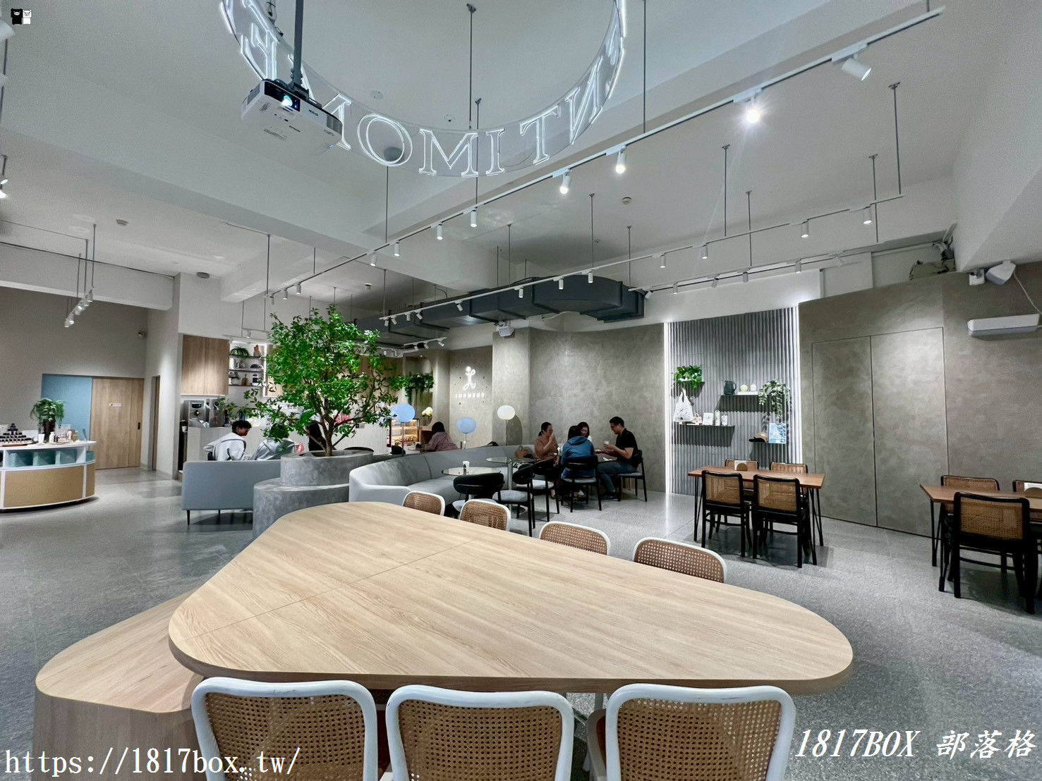 【彰化下午茶】IMOMENT CAFÉ 享當下彰化店｜純白系韓系咖啡廳，必點繽紛莓果可頌鬆餅，氣泡飲超療癒！