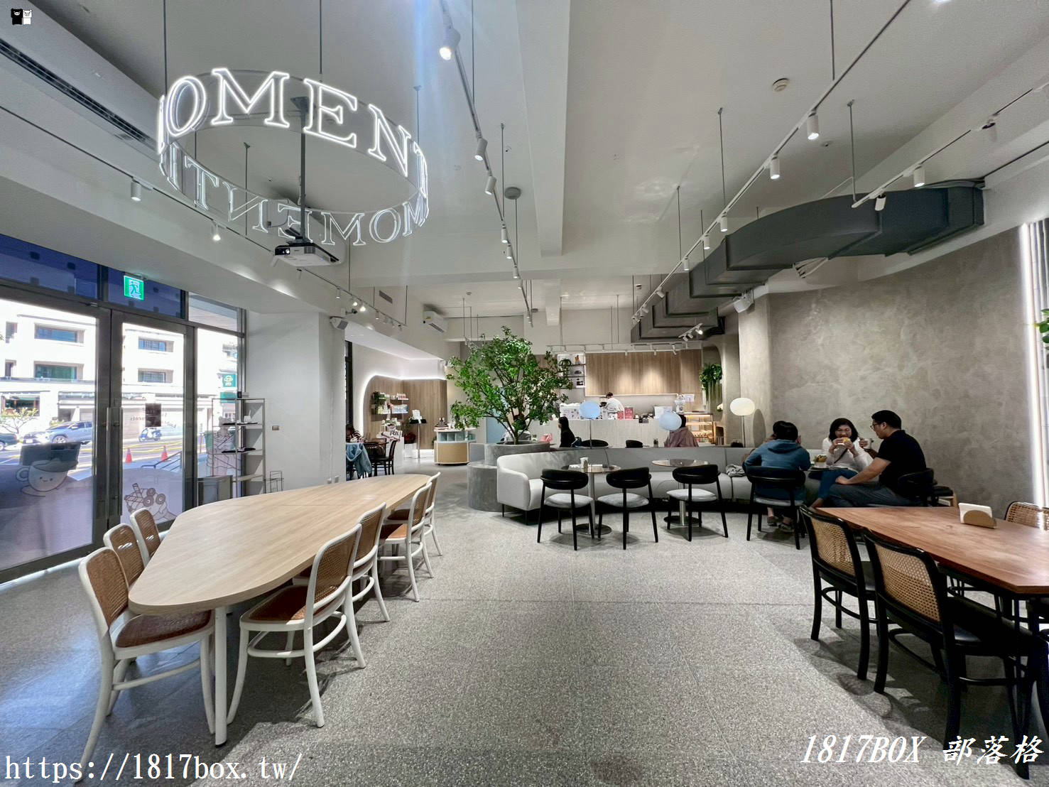 【彰化下午茶】IMOMENT CAFÉ 享當下彰化店｜純白系韓系咖啡廳，必點繽紛莓果可頌鬆餅，氣泡飲超療癒！