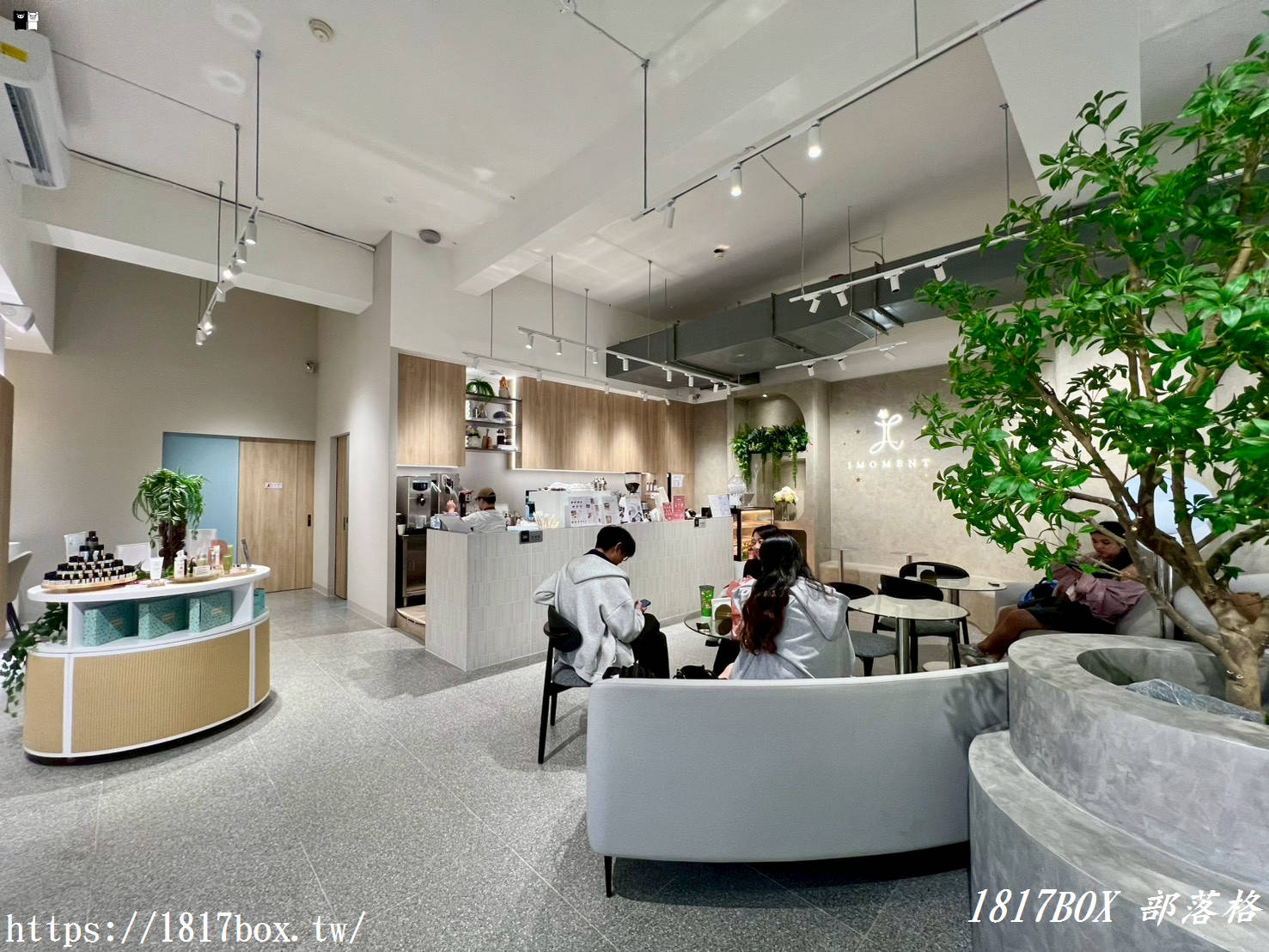 【彰化下午茶】IMOMENT CAFÉ 享當下彰化店｜純白系韓系咖啡廳，必點繽紛莓果可頌鬆餅，氣泡飲超療癒！