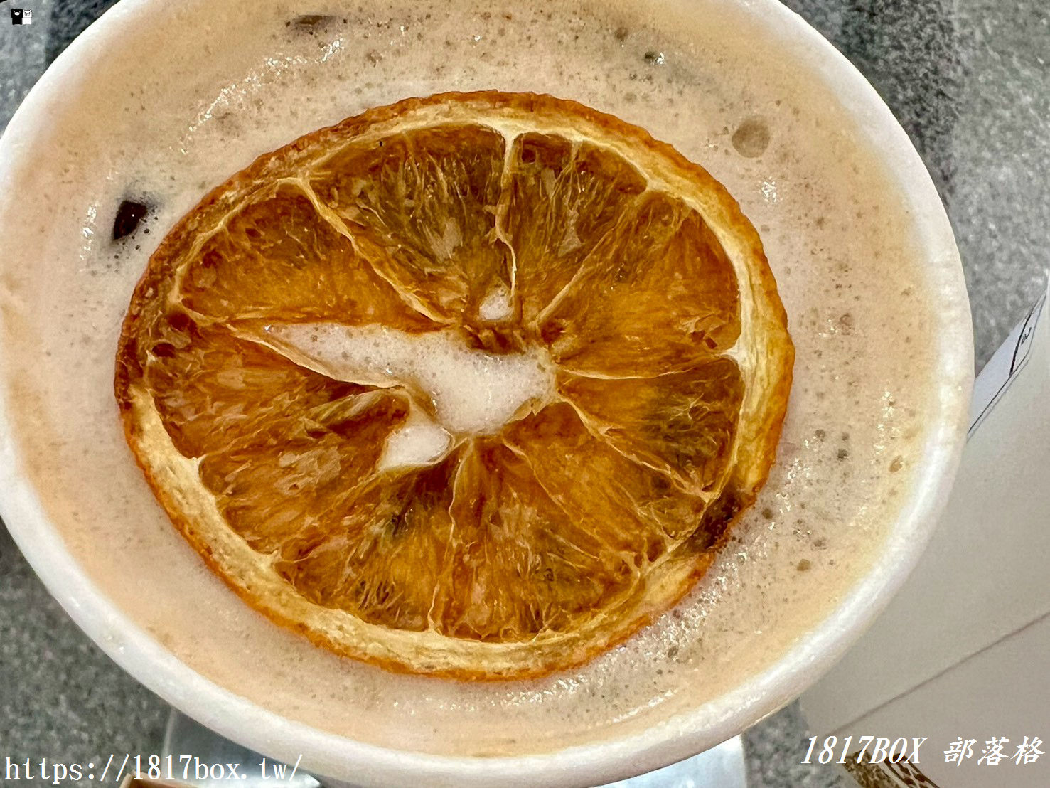 【彰化下午茶】IMOMENT CAFÉ 享當下彰化店｜純白系韓系咖啡廳，必點繽紛莓果可頌鬆餅，氣泡飲超療癒！