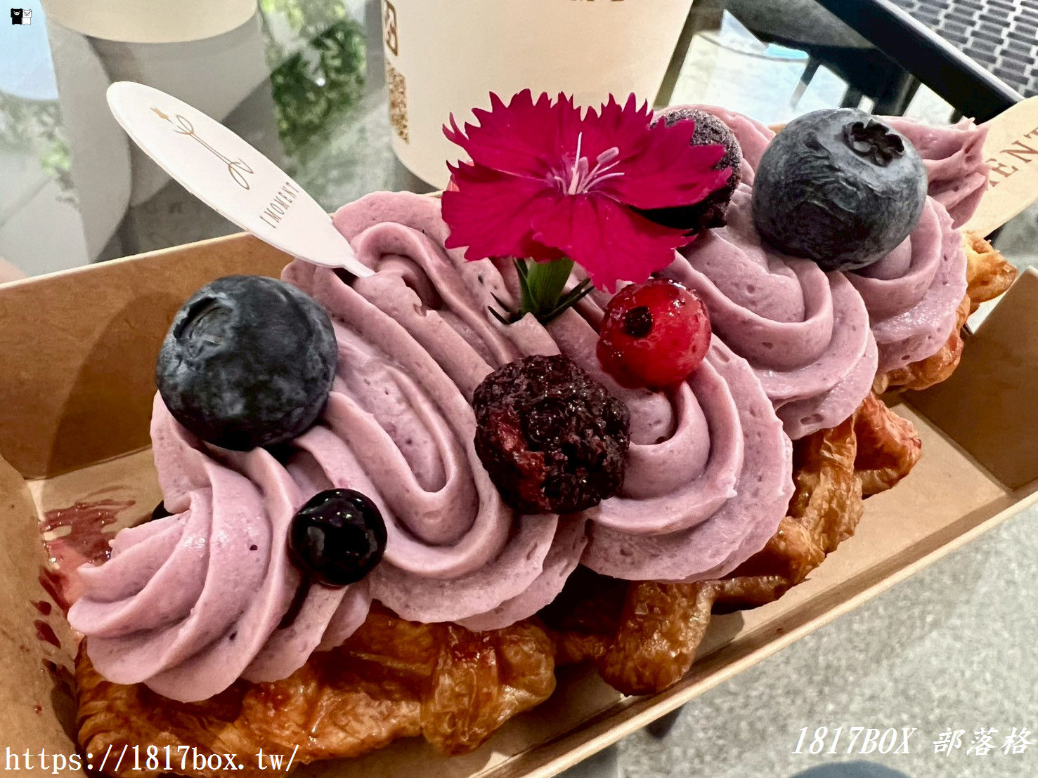 【彰化下午茶】IMOMENT CAFÉ 享當下彰化店｜純白系韓系咖啡廳，必點繽紛莓果可頌鬆餅，氣泡飲超療癒！