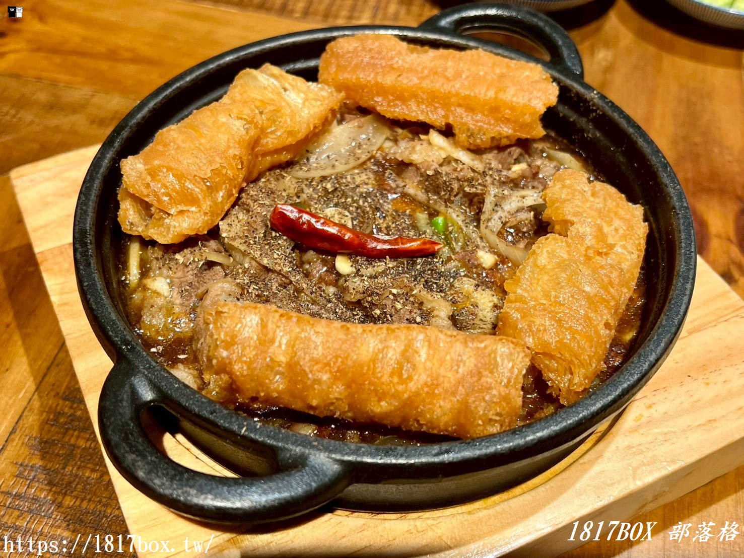 【竹北美食】蜀川香酸菜魚-竹北遠百店｜極致酸爽！四人套餐大口吃魚，必點催淚蛋、臭豆腐碾皮蛋，川味愛好者的天堂